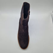 MEDIA BOTA CON ELÁSTICO EN SERRAJE MARRÓN Y PISO DE GOMA