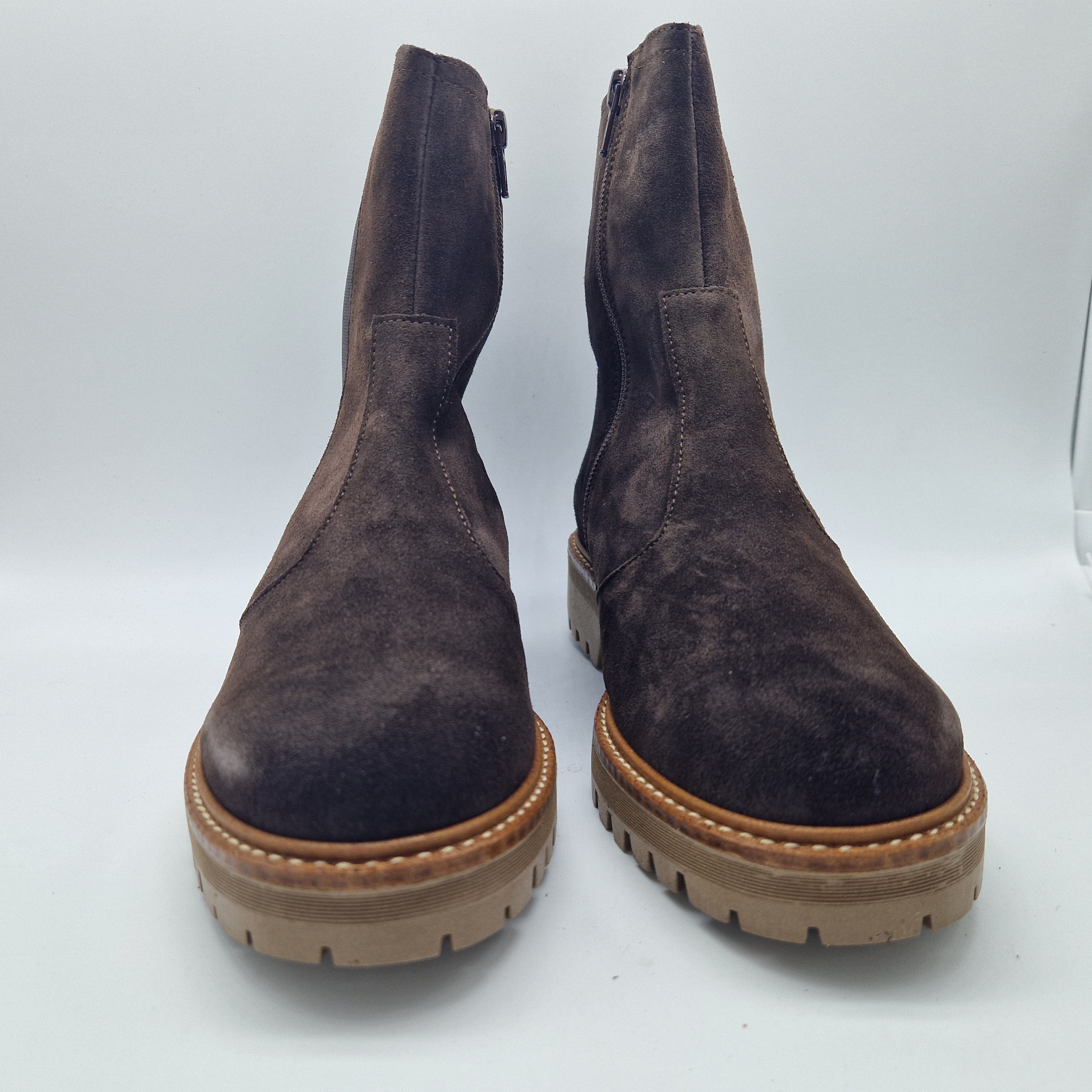 MEDIA BOTA CON ELÁSTICO EN SERRAJE MARRÓN Y PISO DE GOMA