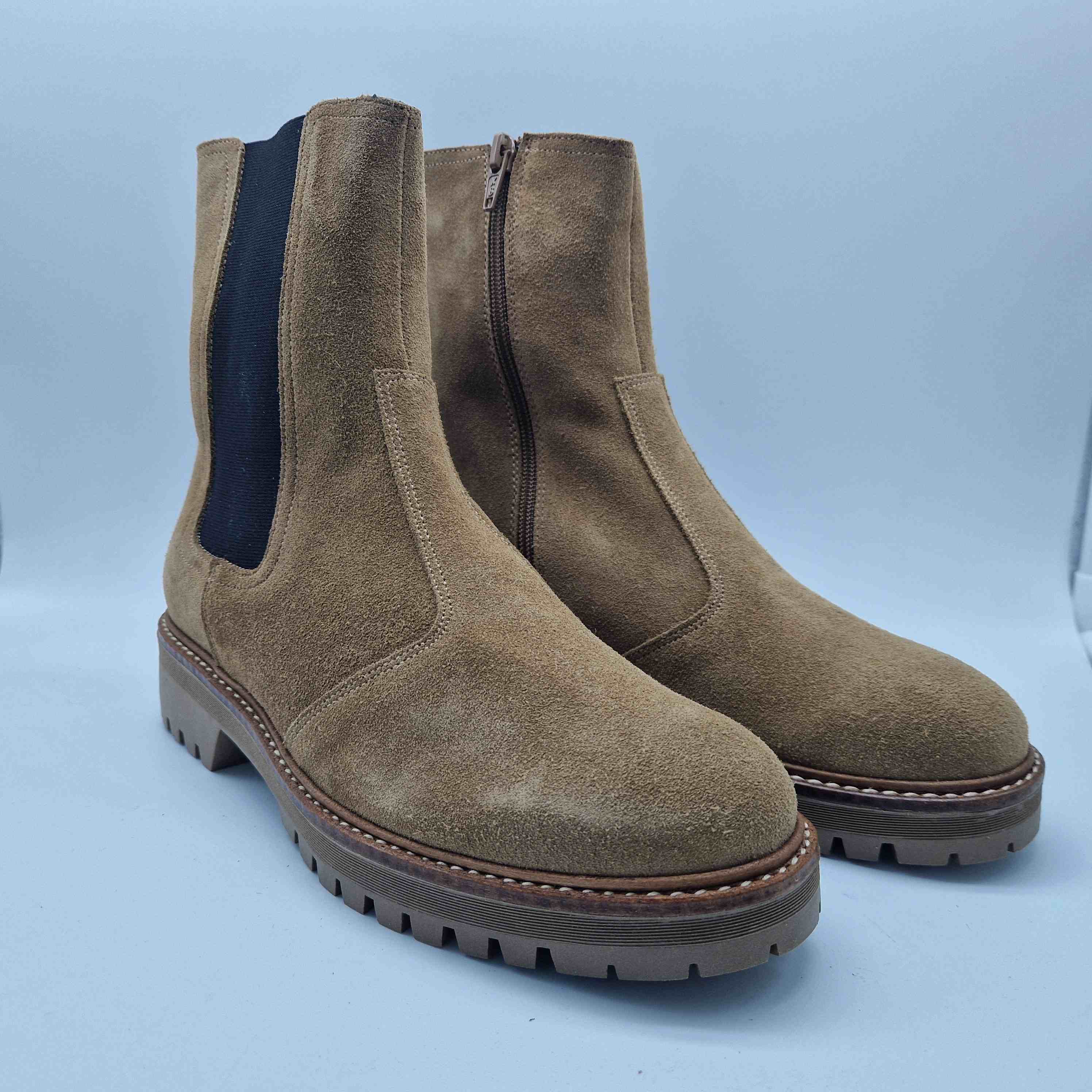 MEDIA BOTA CON ELÁSTICO EN SERRAJE CUERO Y PISO DE GOMA