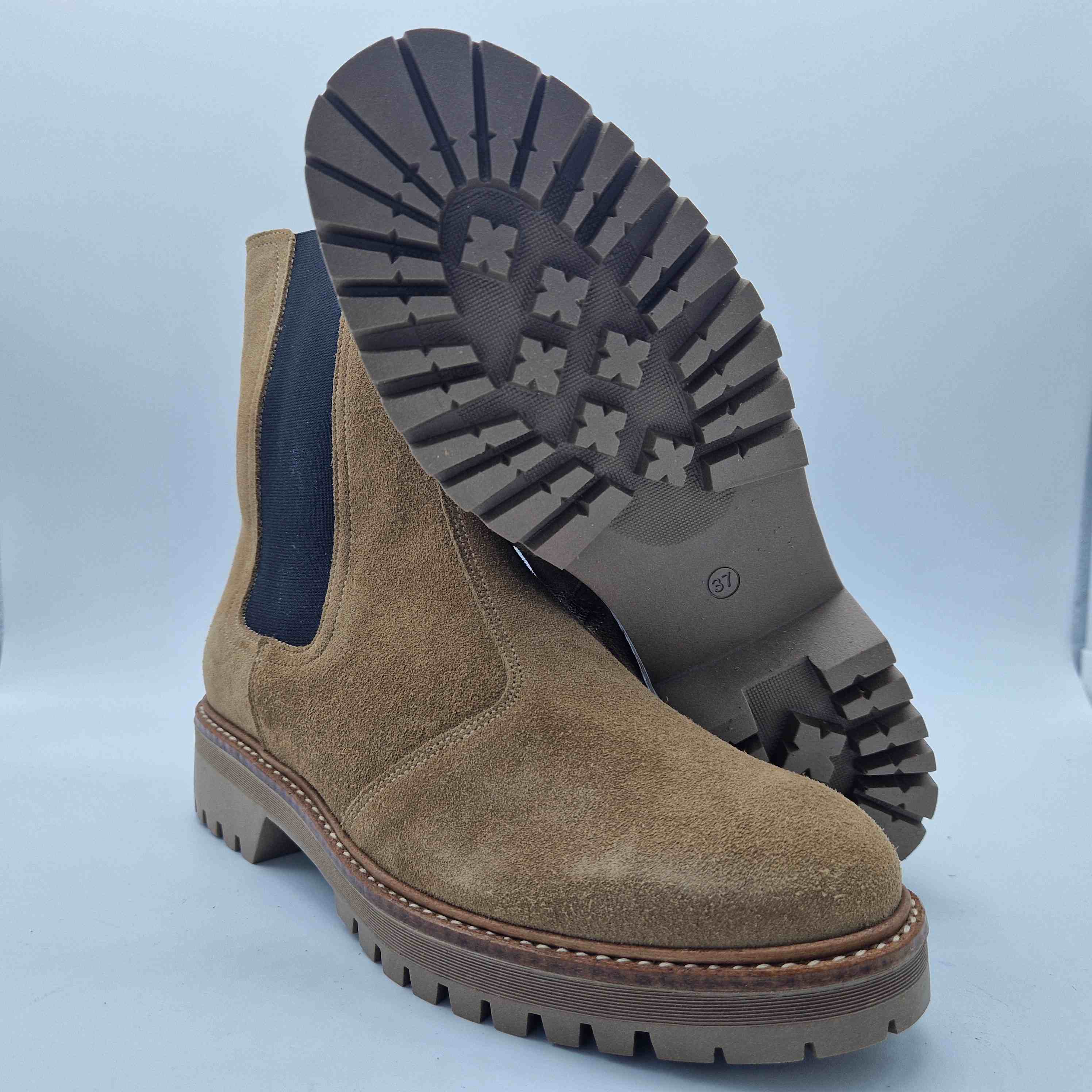 MEDIA BOTA CON ELÁSTICO EN SERRAJE CUERO Y PISO DE GOMA