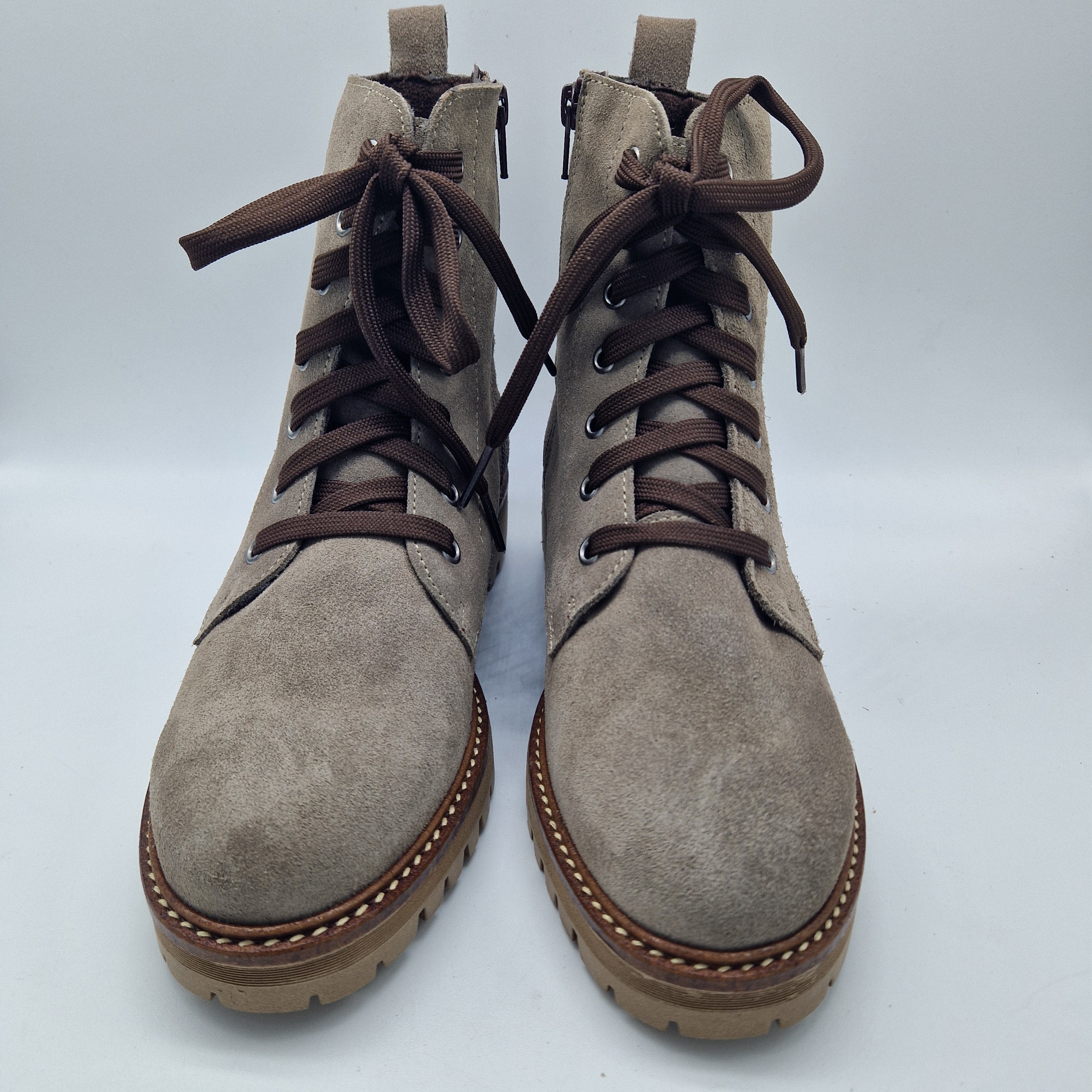BOTITA DE CORDONES EN SERRAJE TAUPE