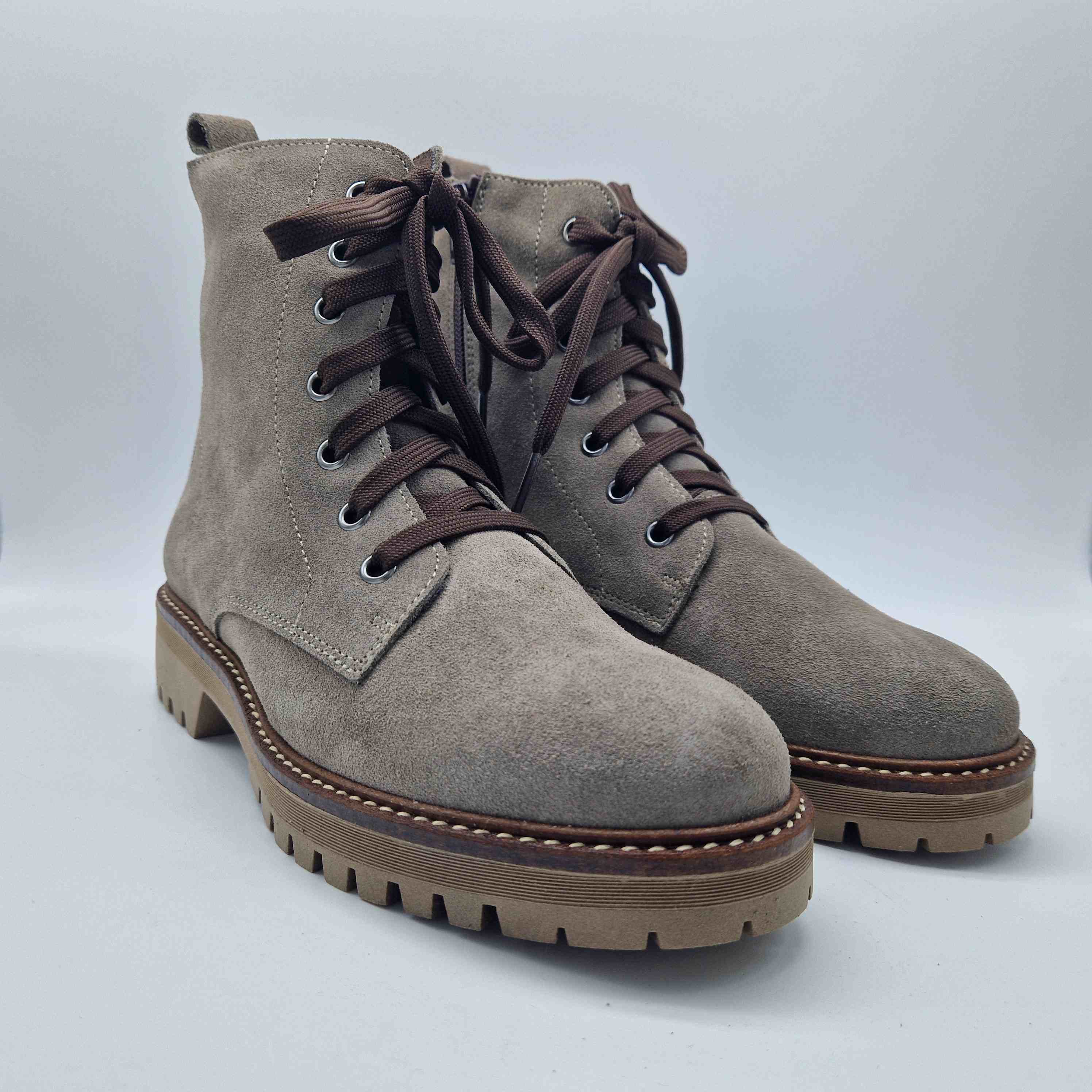 BOTITA DE CORDONES EN SERRAJE TAUPE