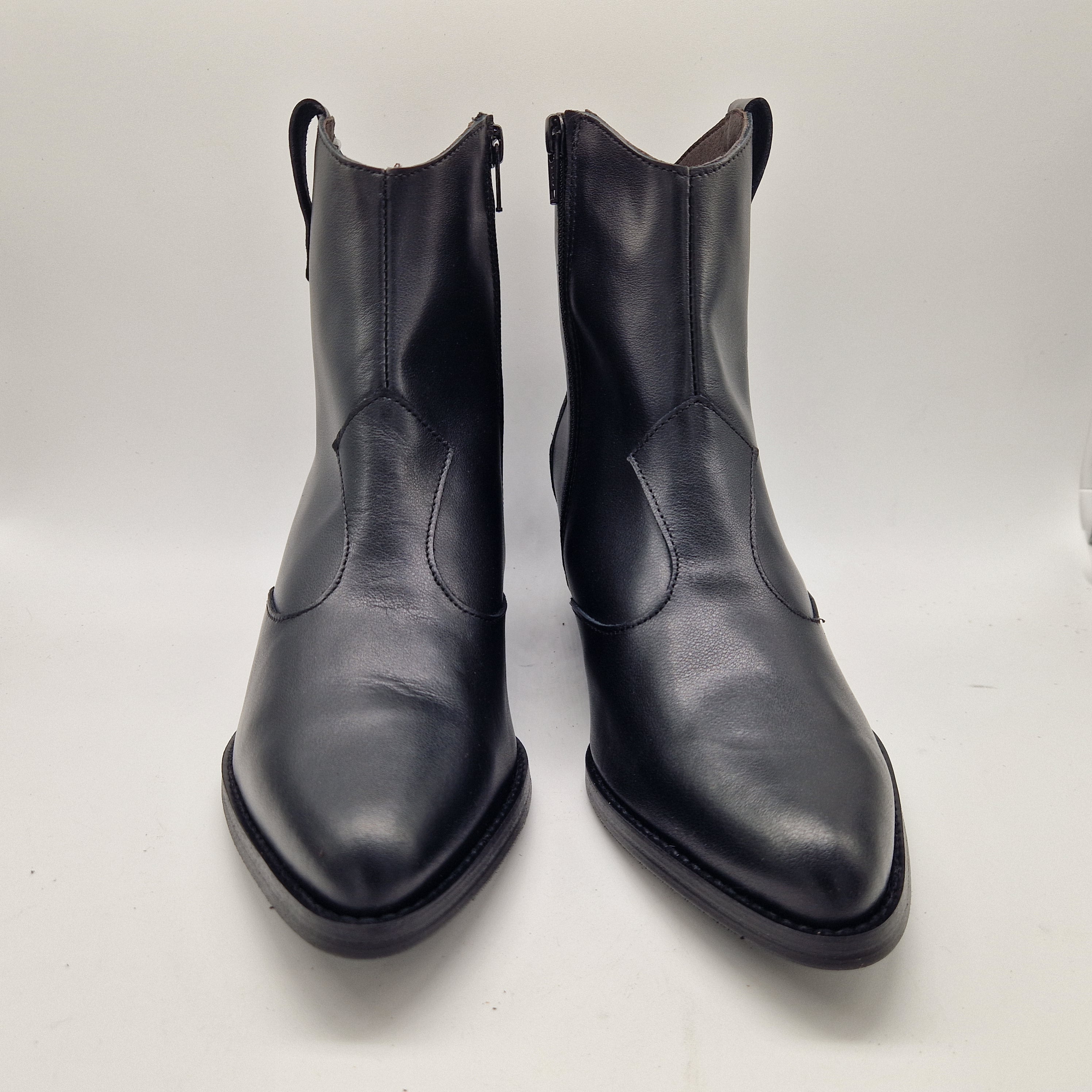 BOTÍN COW EN PIEL NEGRA