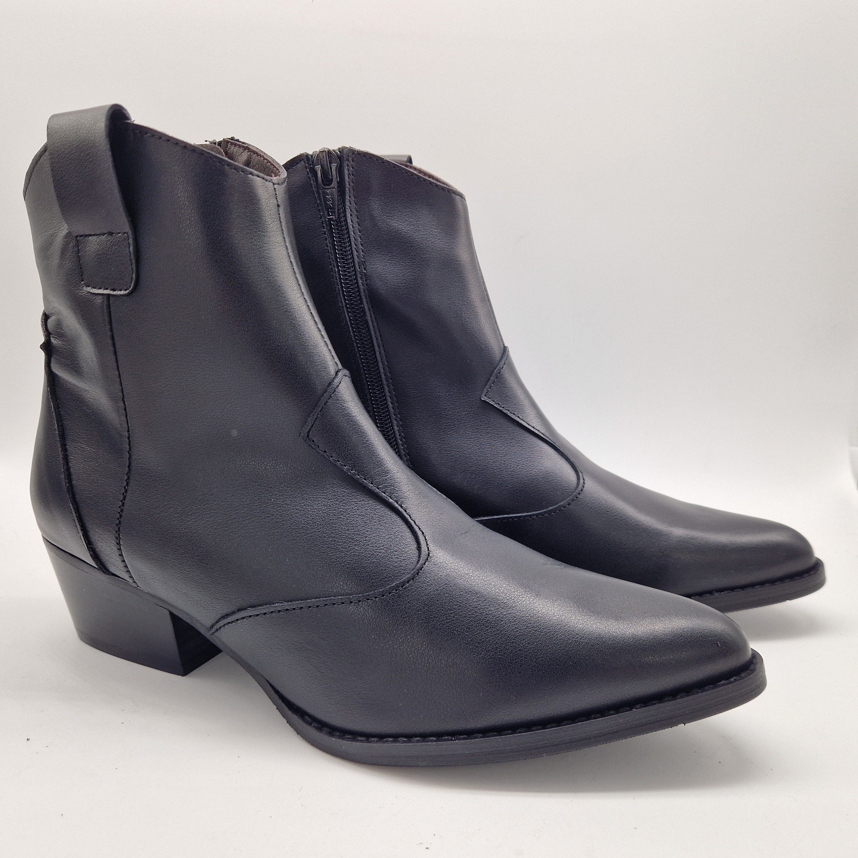 BOTÍN COW EN PIEL NEGRA