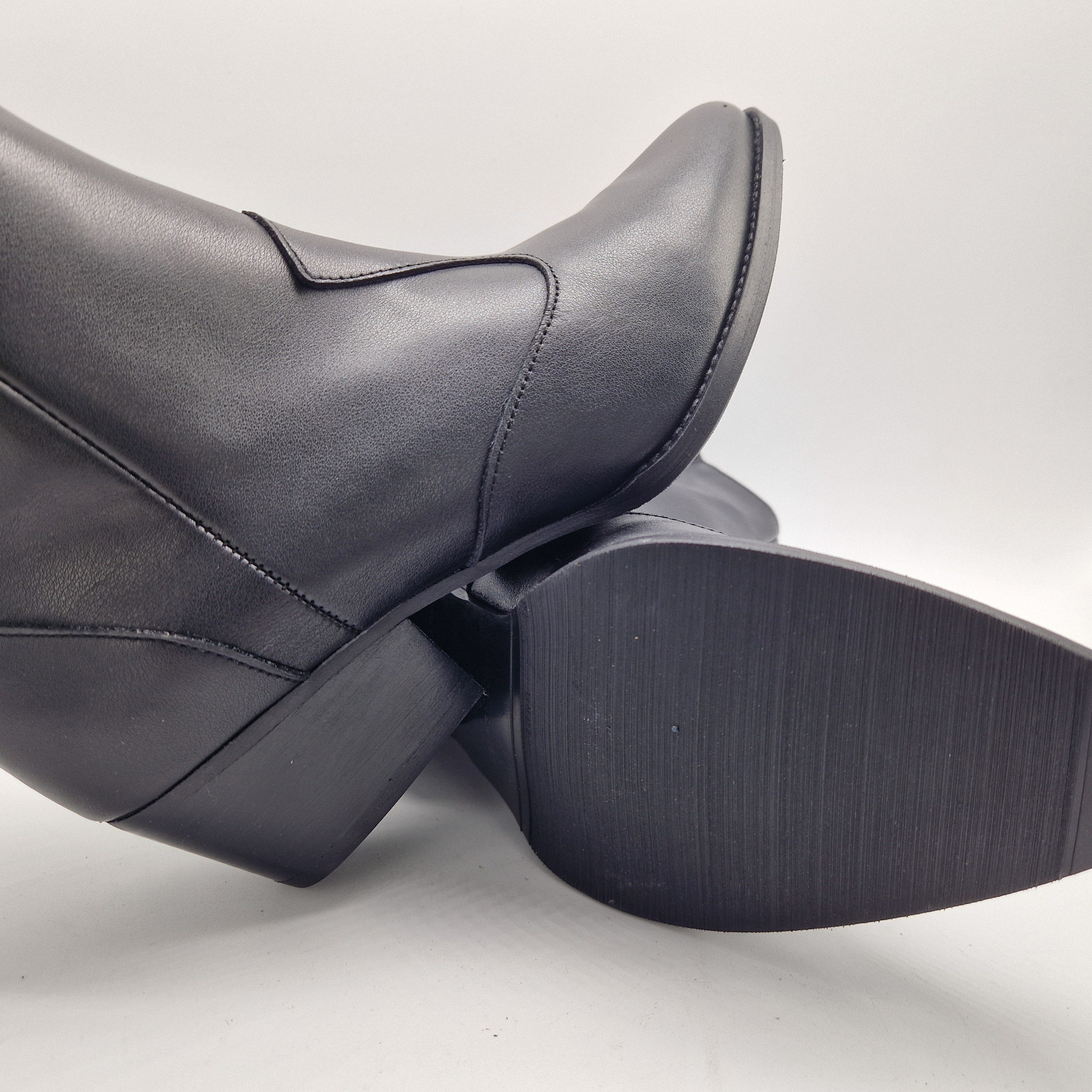 BOTÍN COW EN PIEL NEGRA