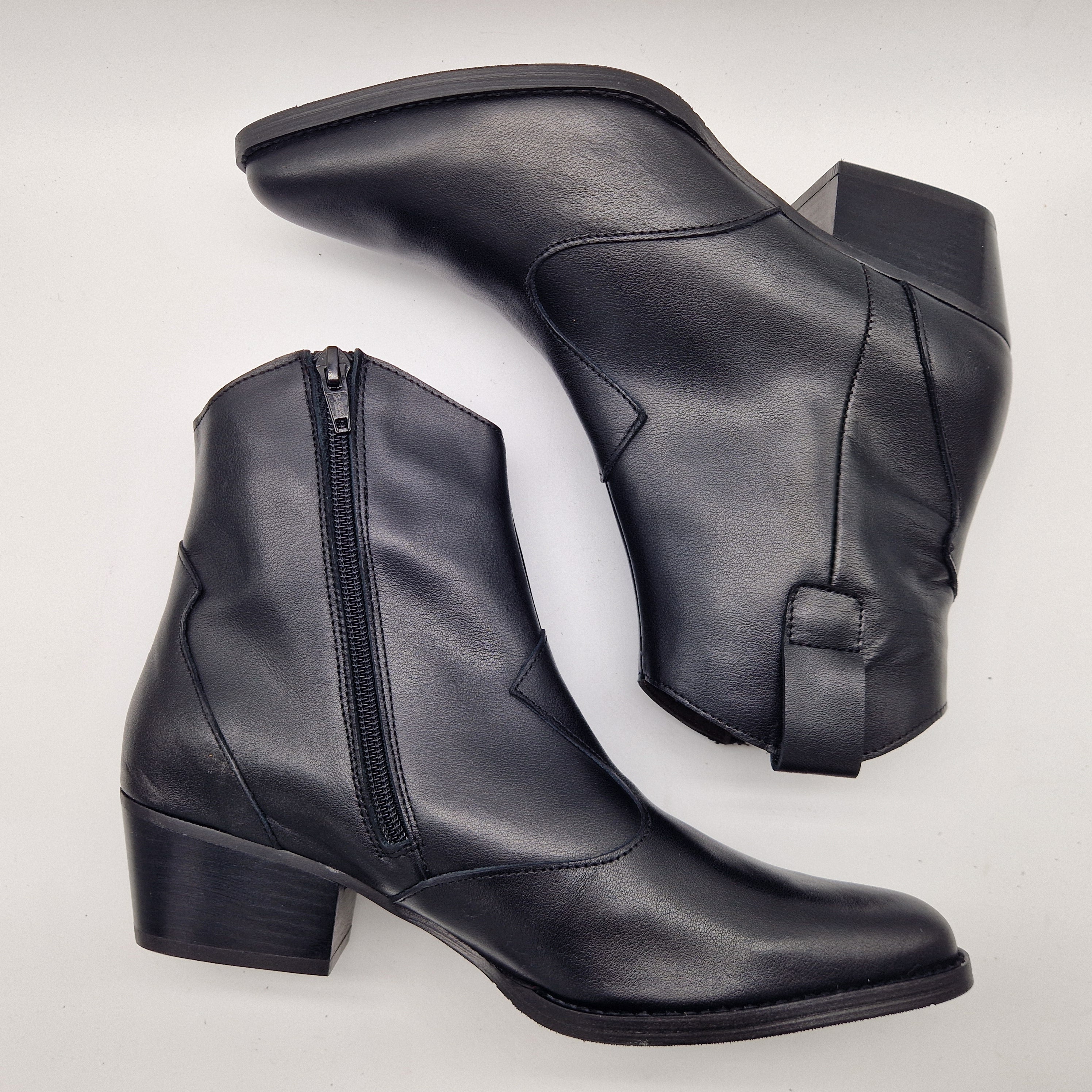 BOTÍN COW EN PIEL NEGRA