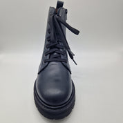 BOTÍN DE CORDONES EN PIEL NEGRA Y PISO DE GOMA