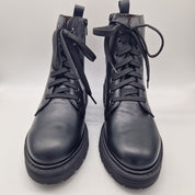 BOTÍN DE CORDONES EN PIEL NEGRA Y PISO DE GOMA