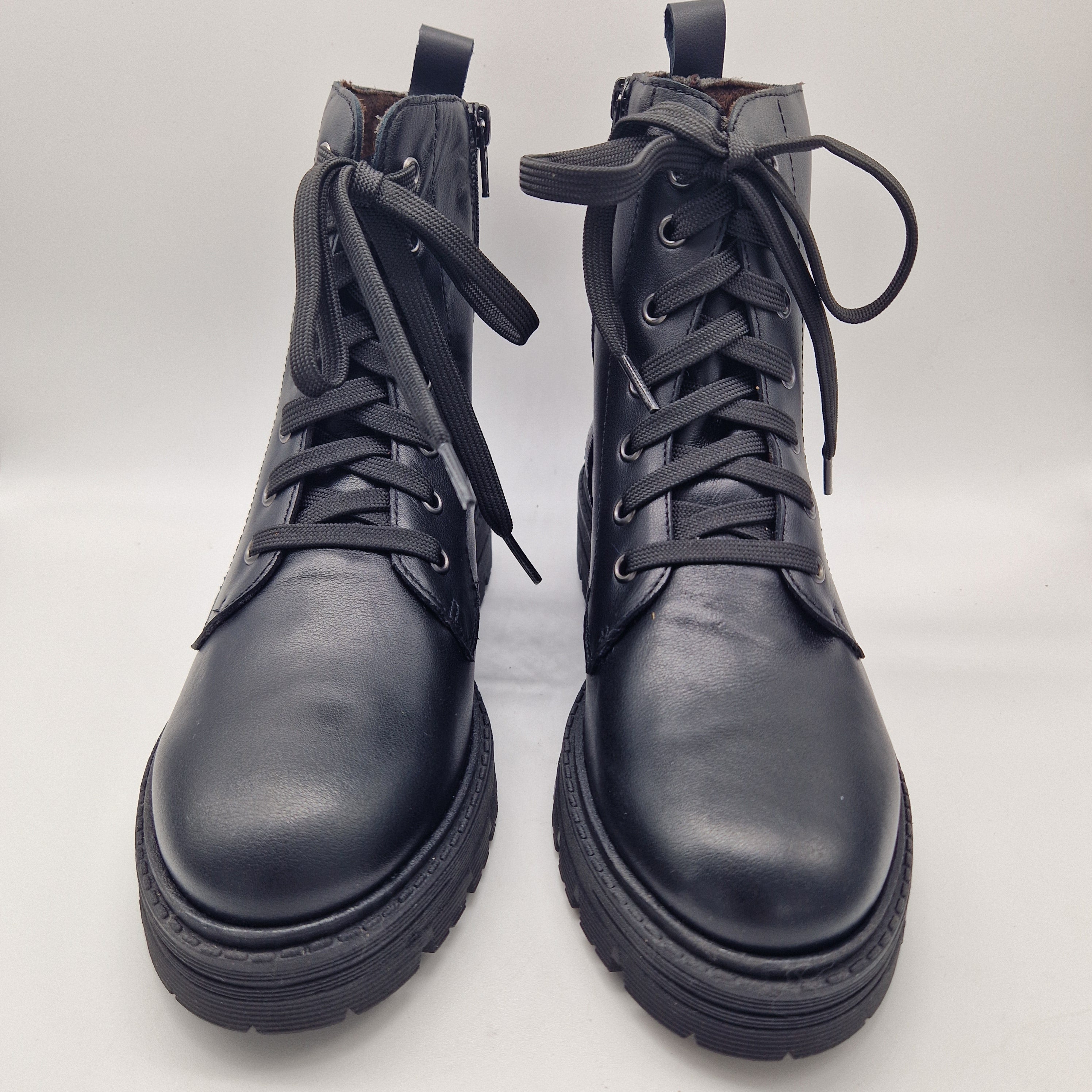 BOTÍN DE CORDONES EN PIEL NEGRA Y PISO DE GOMA