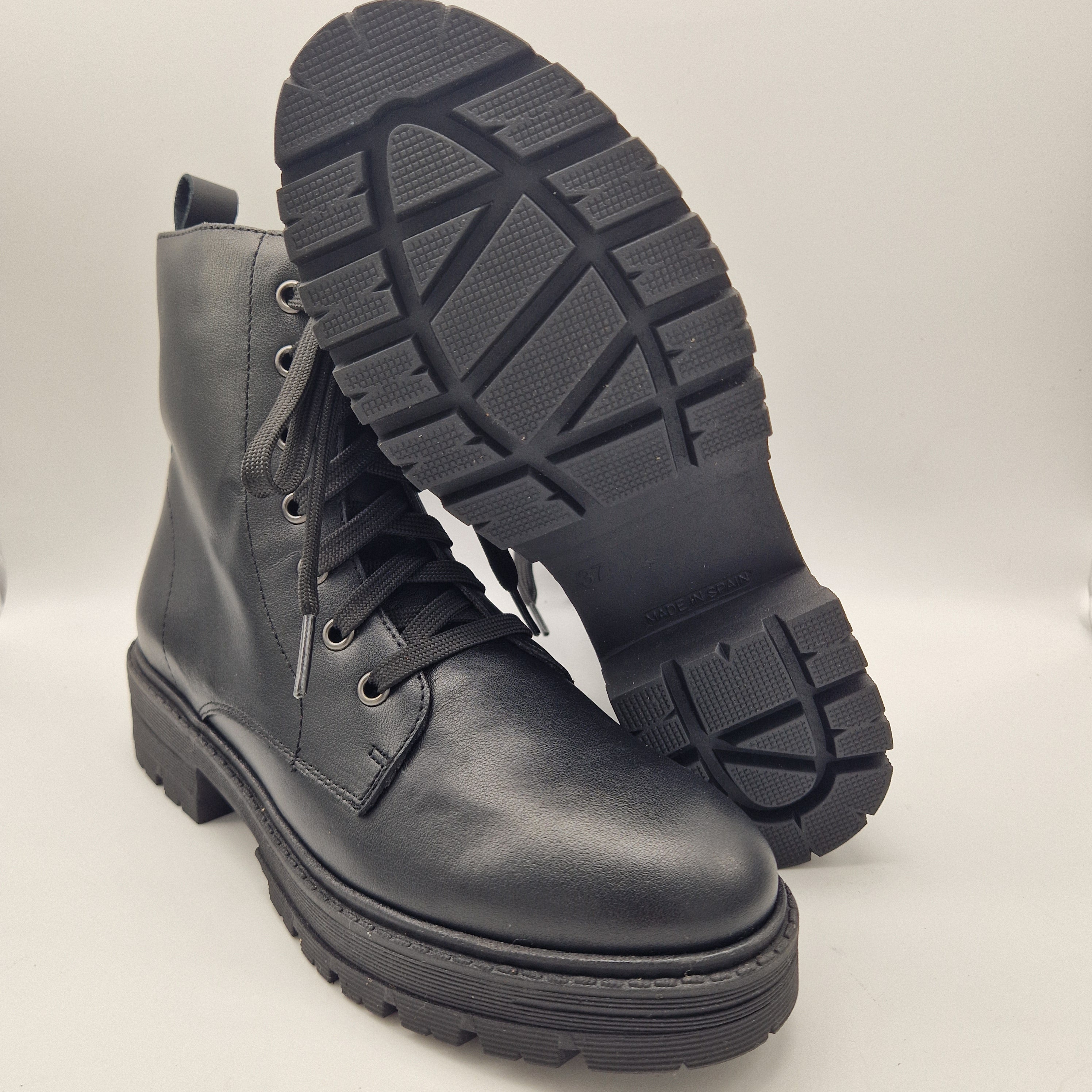 BOTÍN DE CORDONES EN PIEL NEGRA Y PISO DE GOMA
