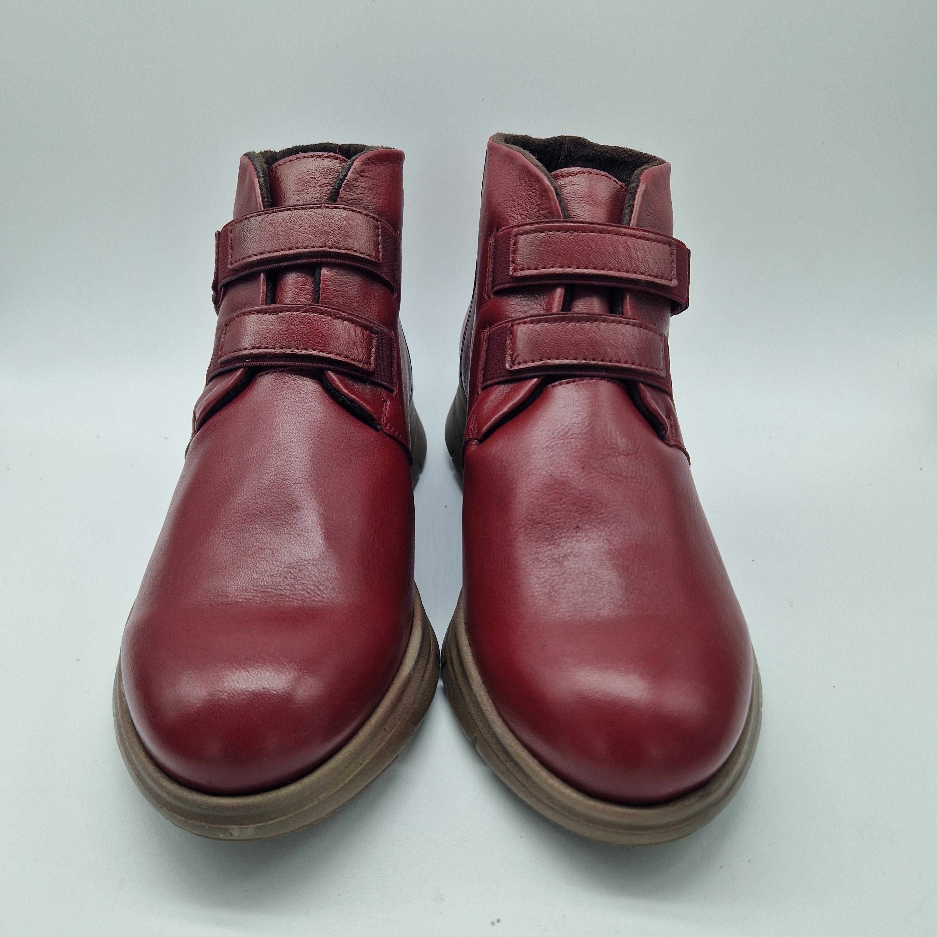 BOTITA CÓMODA DE VELCROS EN PIEL ROJIZA