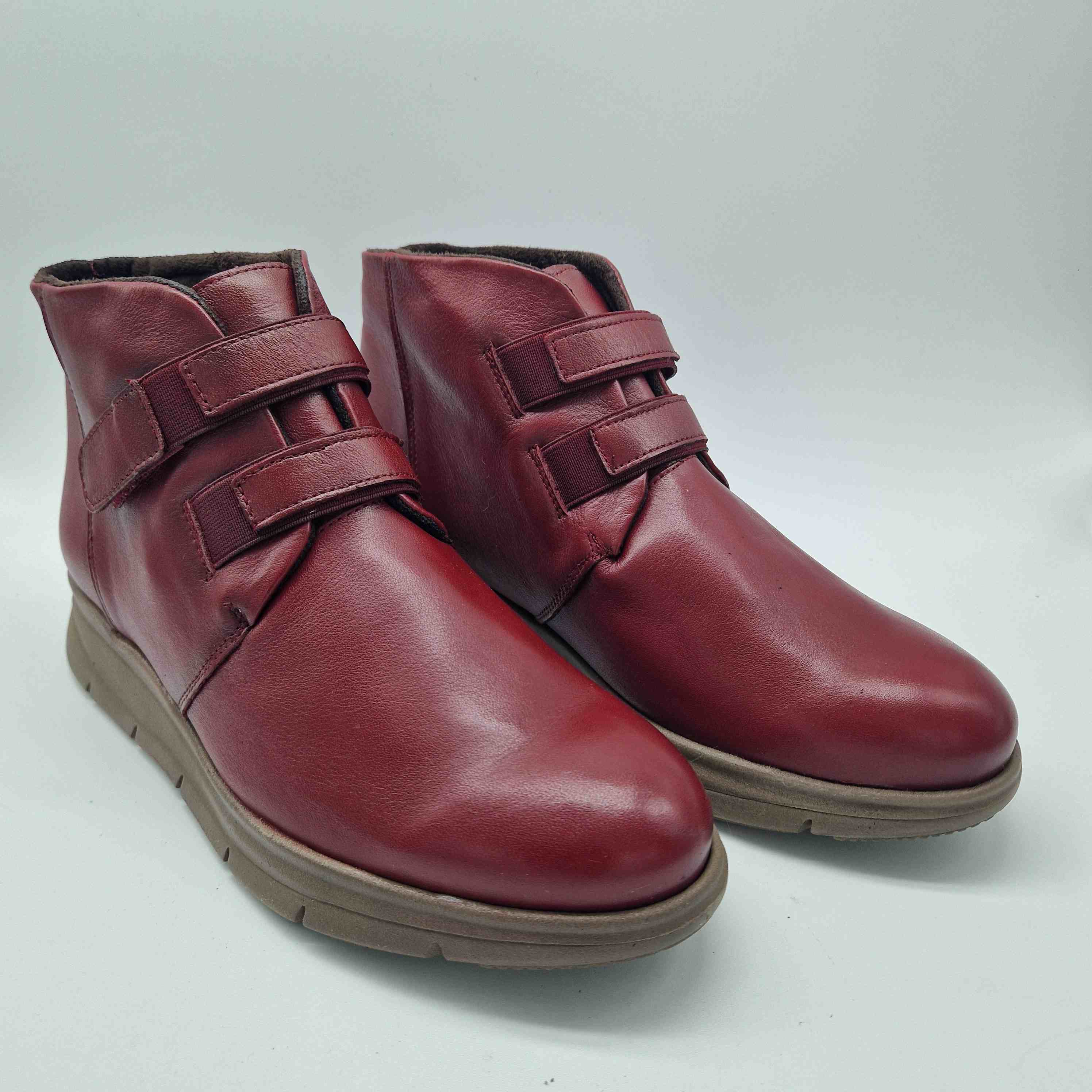BOTITA CÓMODA DE VELCROS EN PIEL ROJIZA