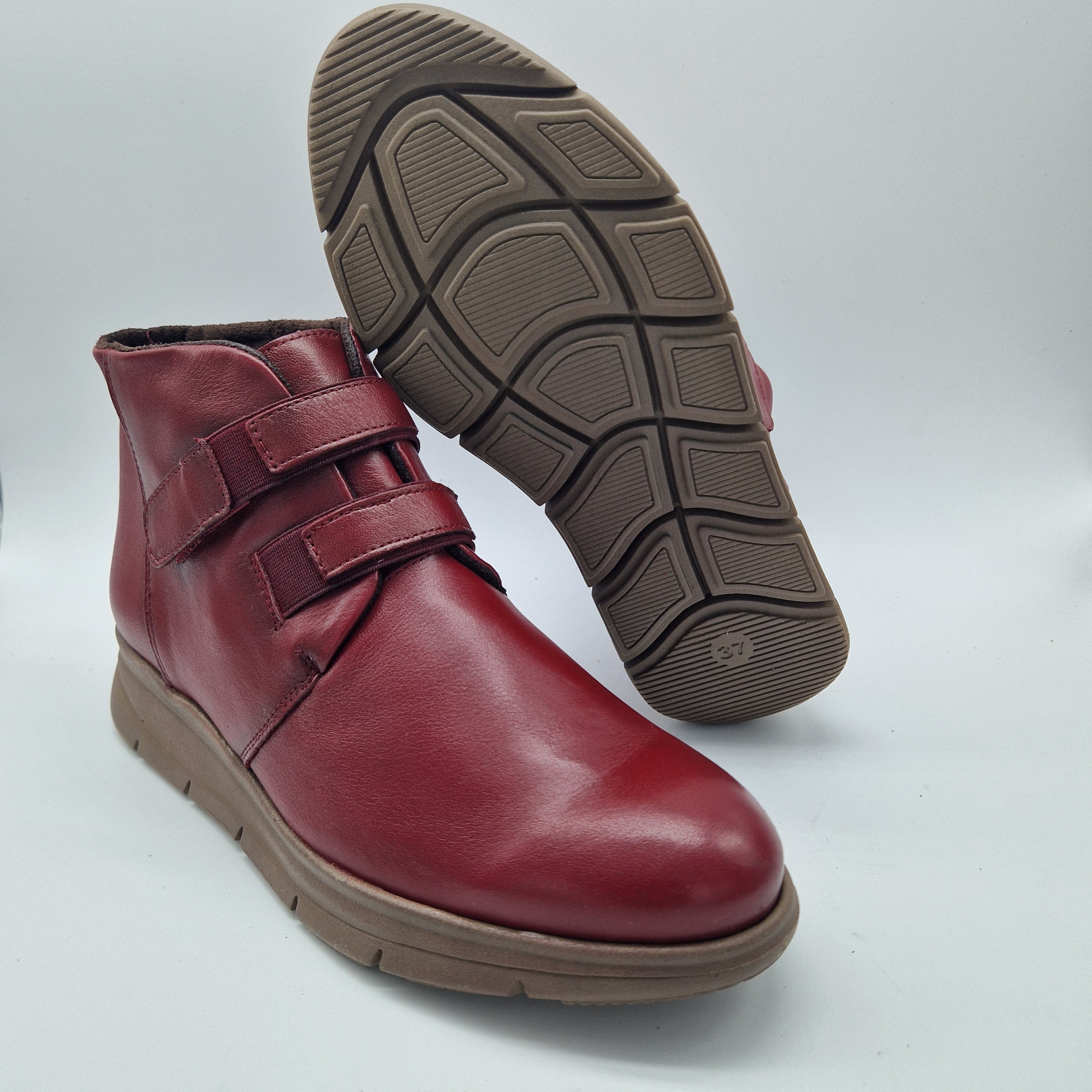 BOTITA CÓMODA DE VELCROS EN PIEL ROJIZA