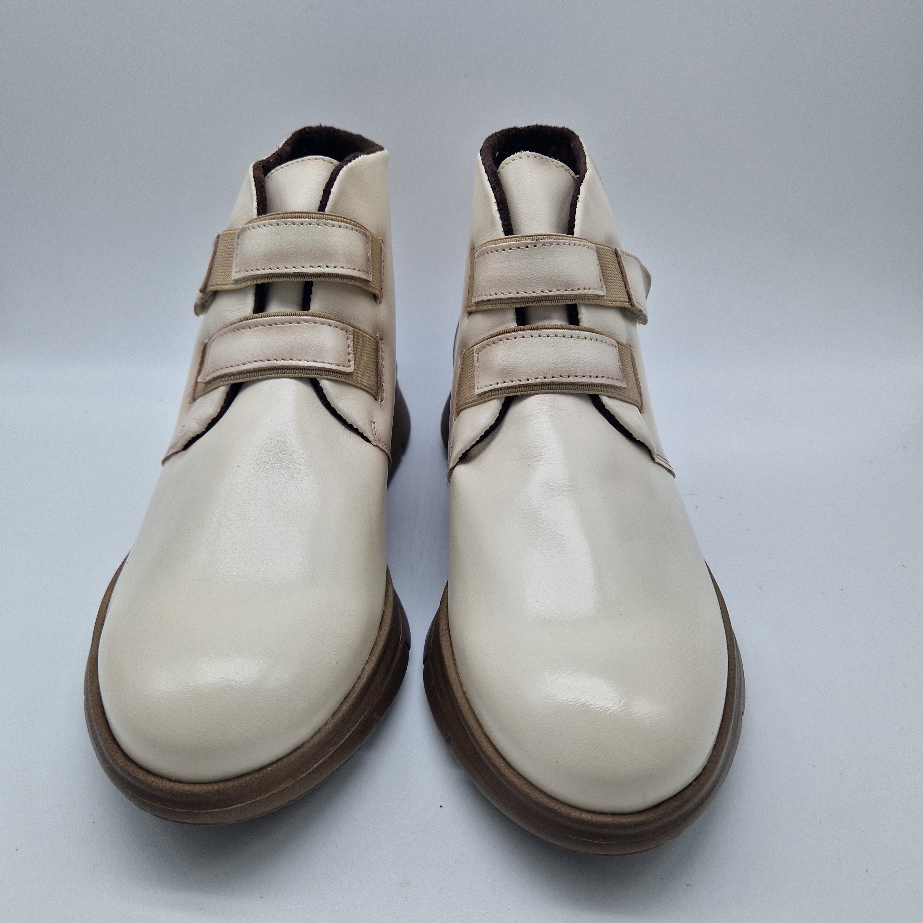 BOTITA CÓMODA DE VELCROS EN PIEL BEIGE