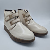 BOTITA CÓMODA DE VELCROS EN PIEL BEIGE