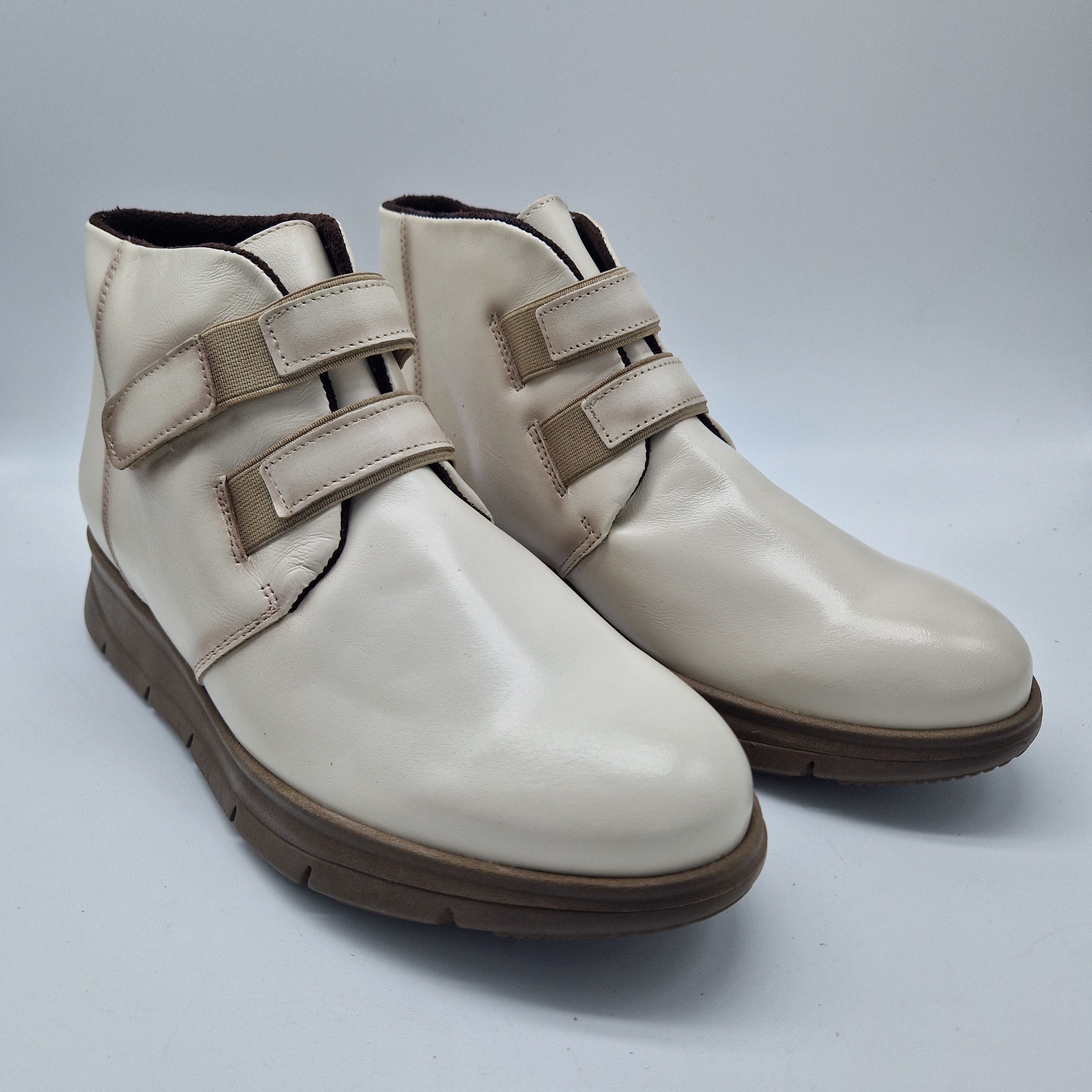 BOTITA CÓMODA DE VELCROS EN PIEL BEIGE