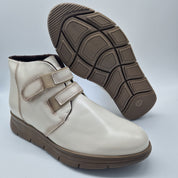 BOTITA CÓMODA DE VELCROS EN PIEL BEIGE