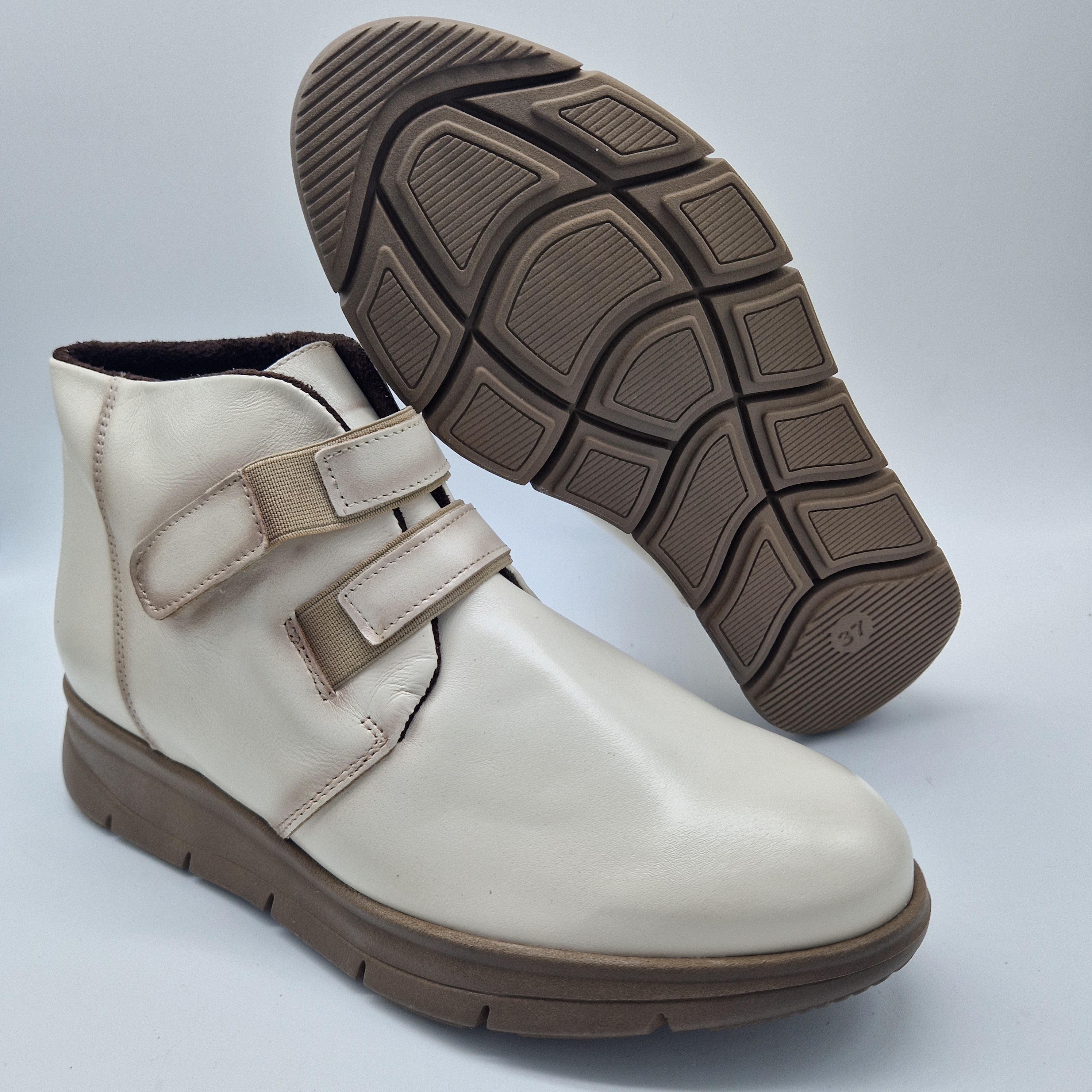 BOTITA CÓMODA DE VELCROS EN PIEL BEIGE