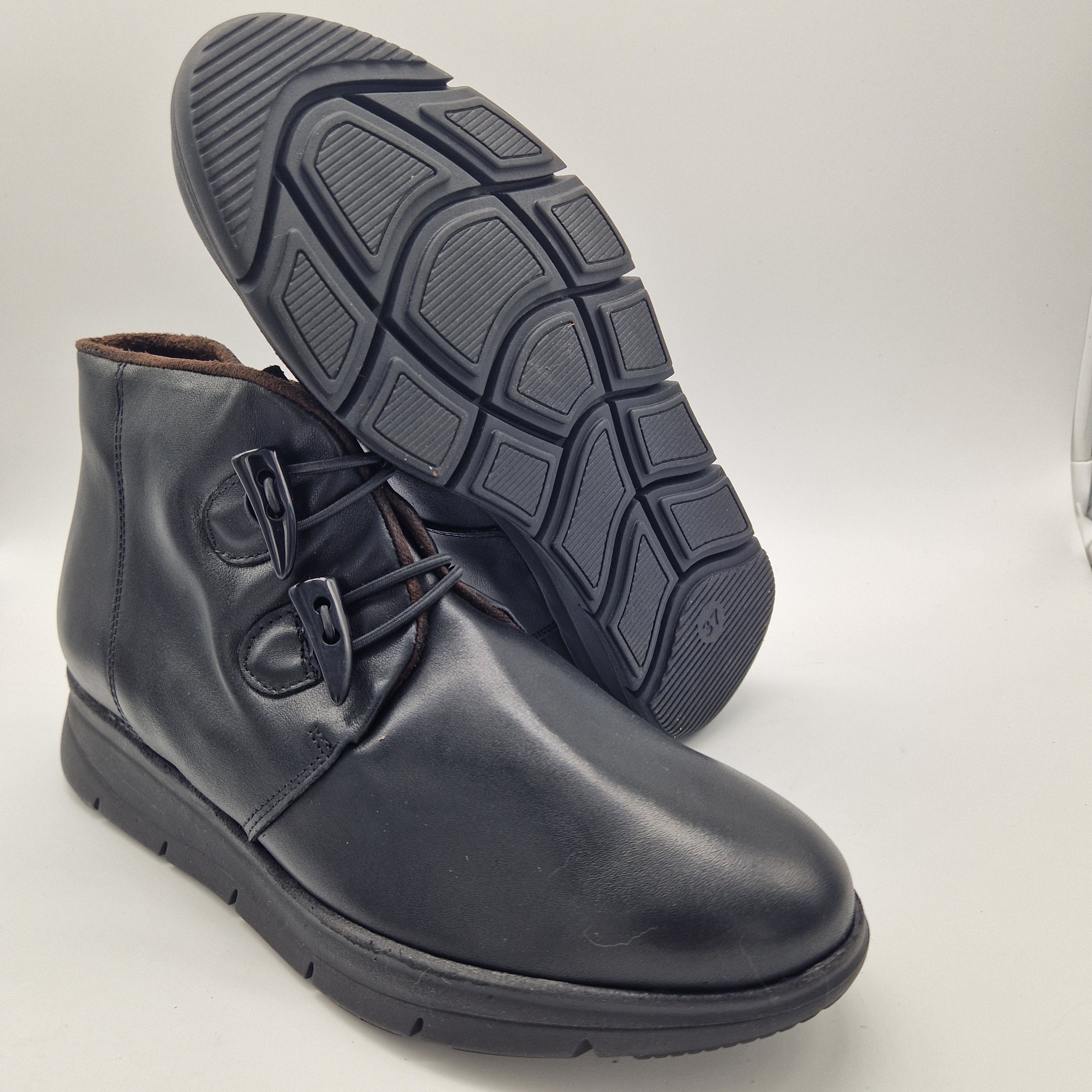 BOTITA CÓMODA DE ELÁSTICOS EN PIEL NEGRA