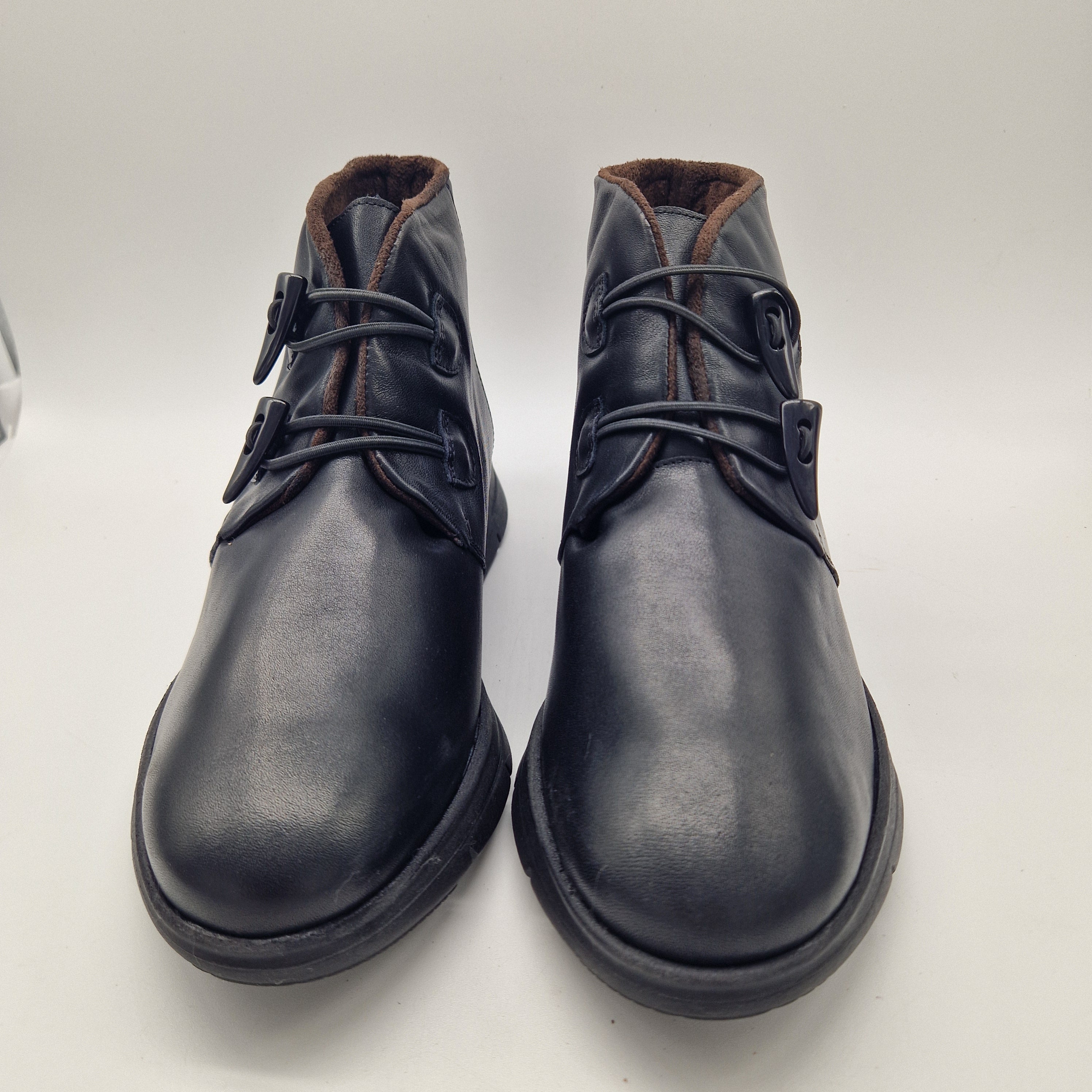 BOTITA CÓMODA DE ELÁSTICOS EN PIEL NEGRA