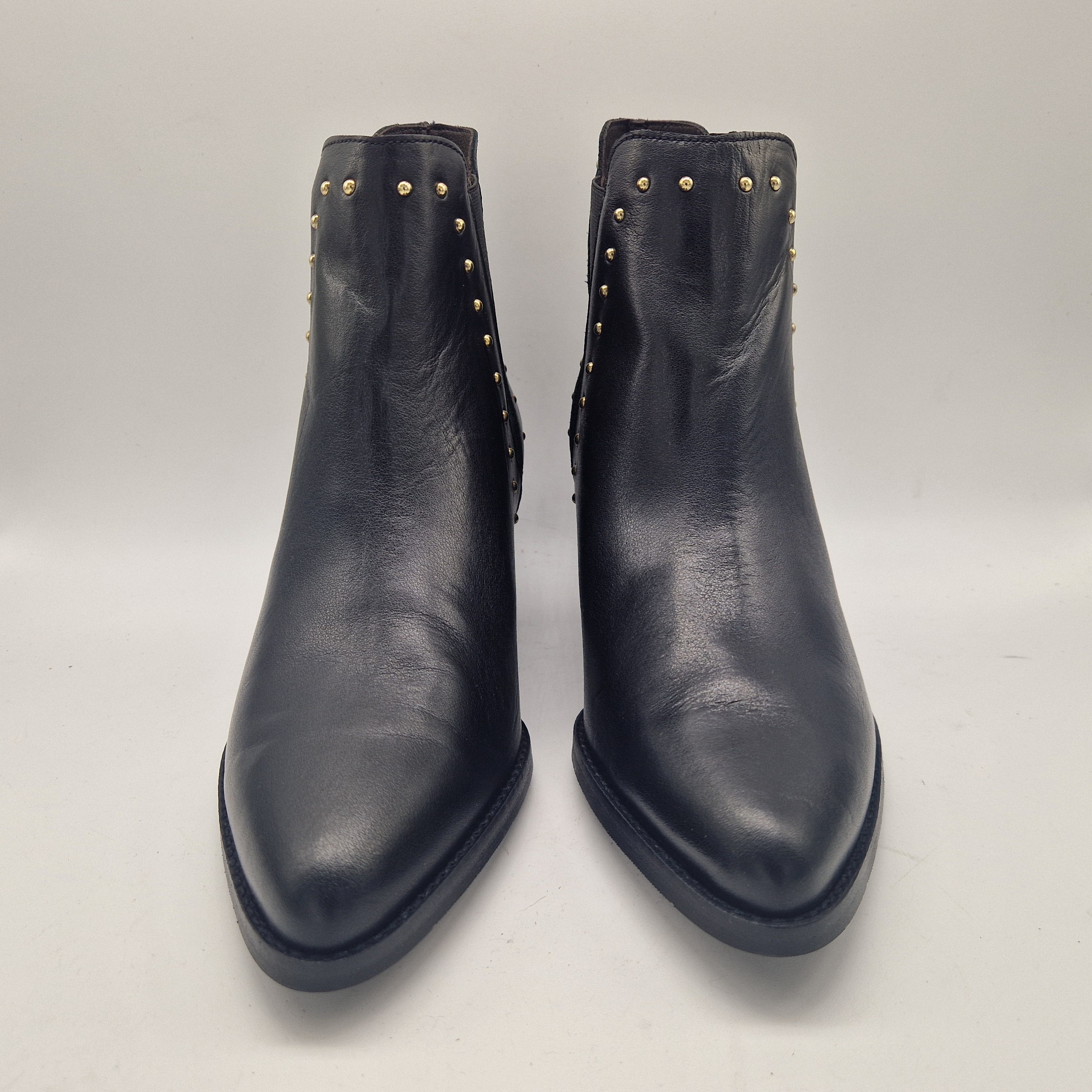 BOTÍN CON TACHS EN PIEL NEGRA - 71020