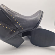 BOTÍN CON TACHS EN PIEL NEGRA - 71020