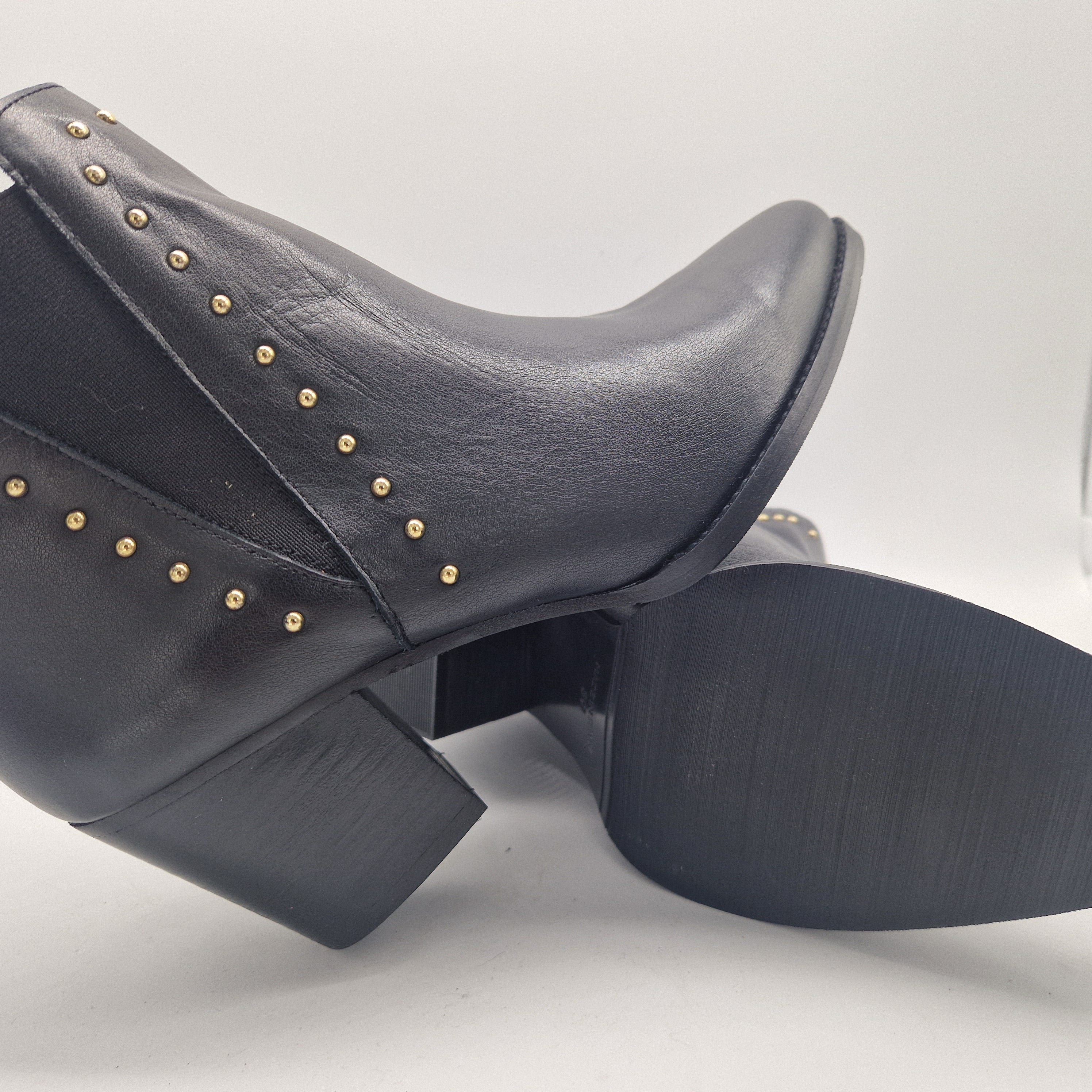 BOTÍN CON TACHS EN PIEL NEGRA - 71020