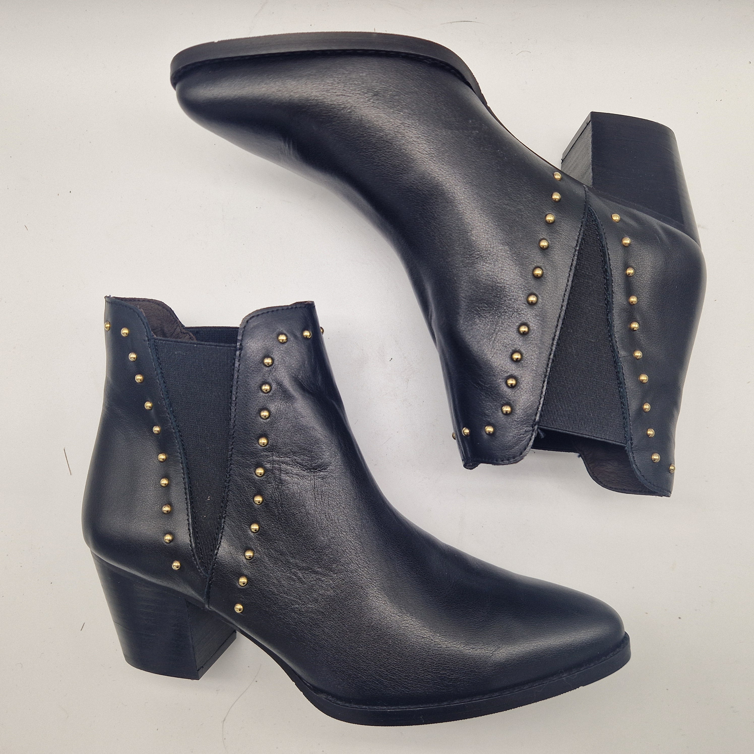 BOTÍN CON TACHS EN PIEL NEGRA - 71020