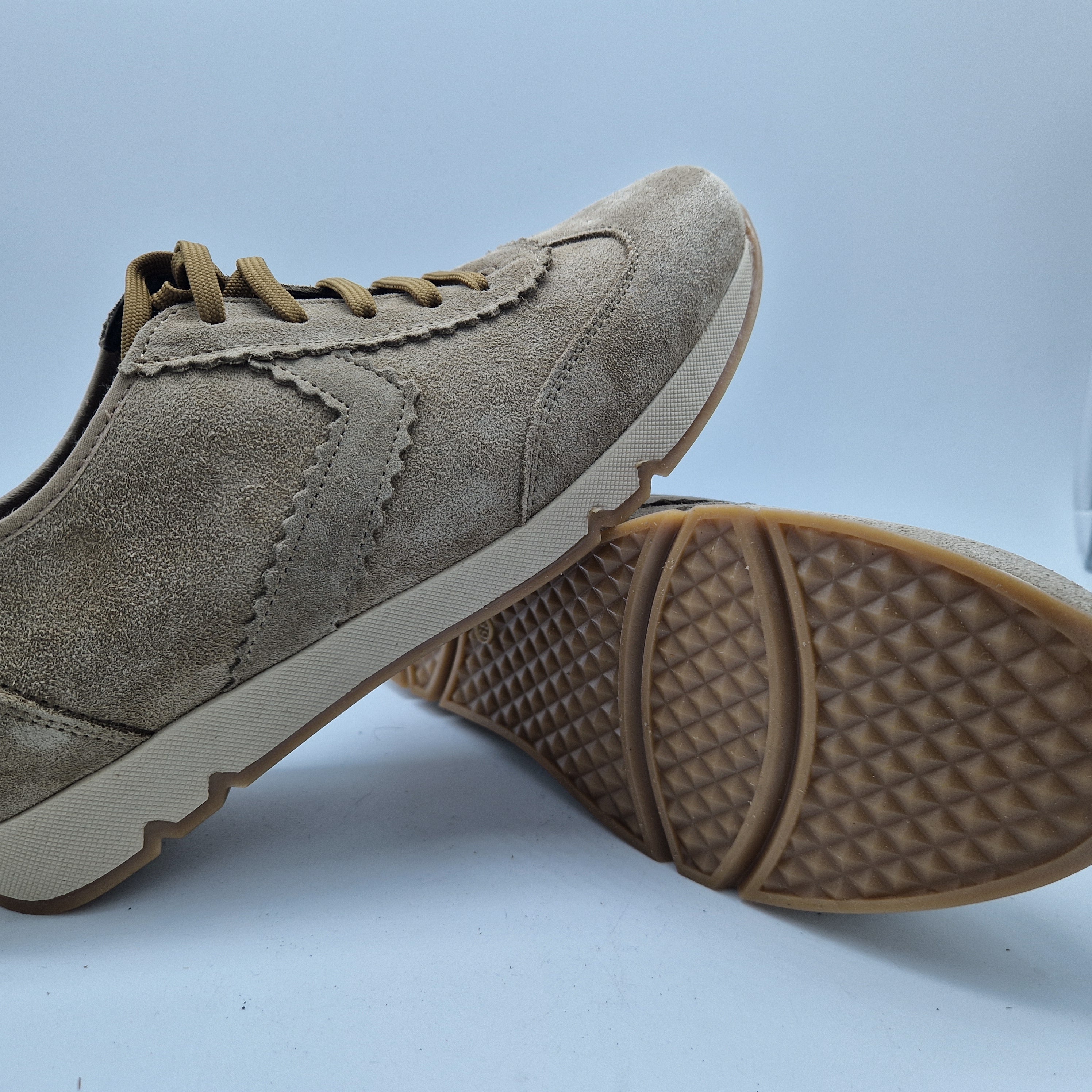 DEPORTIVO EN SERRAJE TAUPE