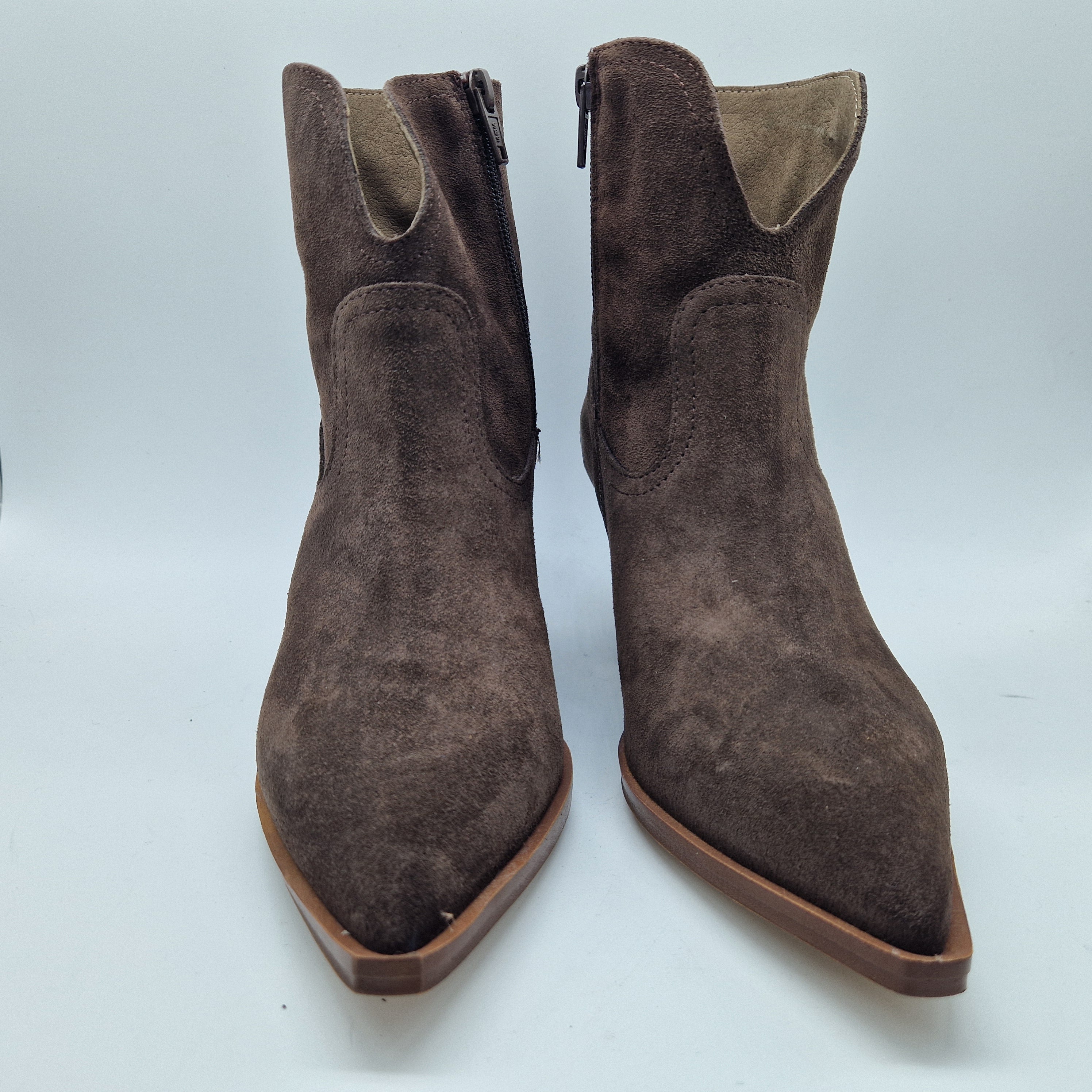 BOTÍN COW EN SERRAJE MOKA