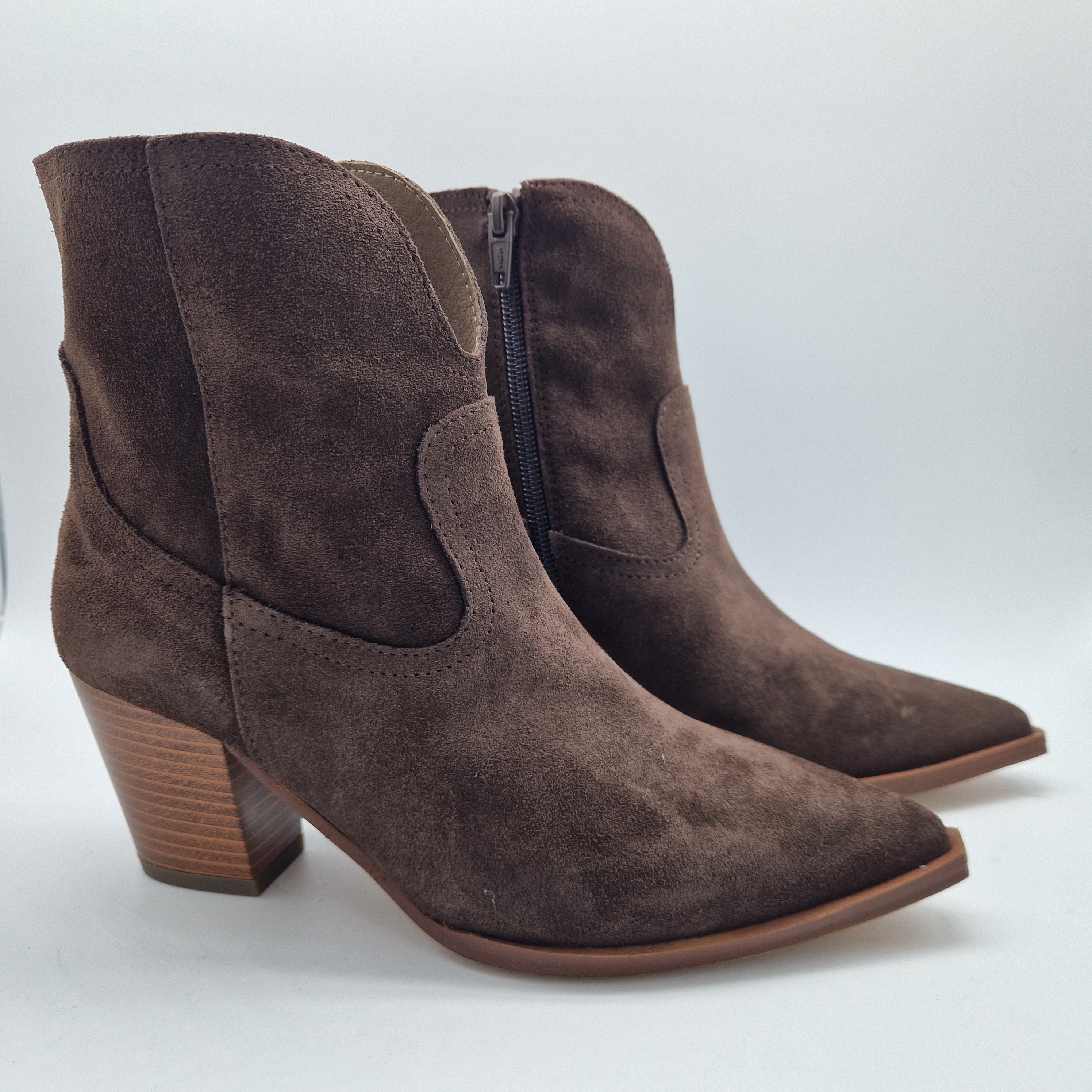 BOTÍN COW EN SERRAJE MOKA