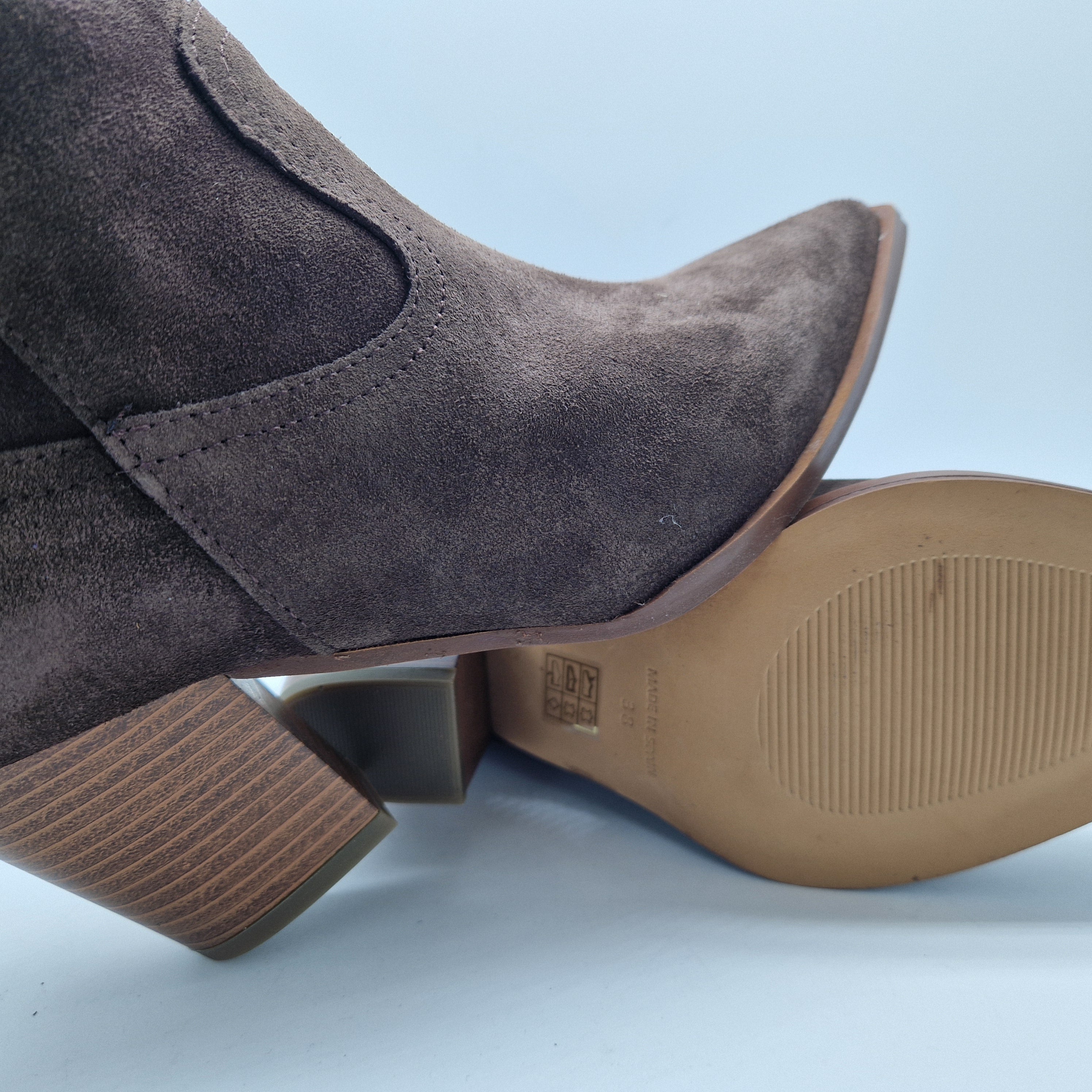 BOTÍN COW EN SERRAJE MOKA