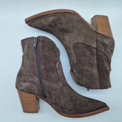 BOTÍN COW EN SERRAJE MOKA