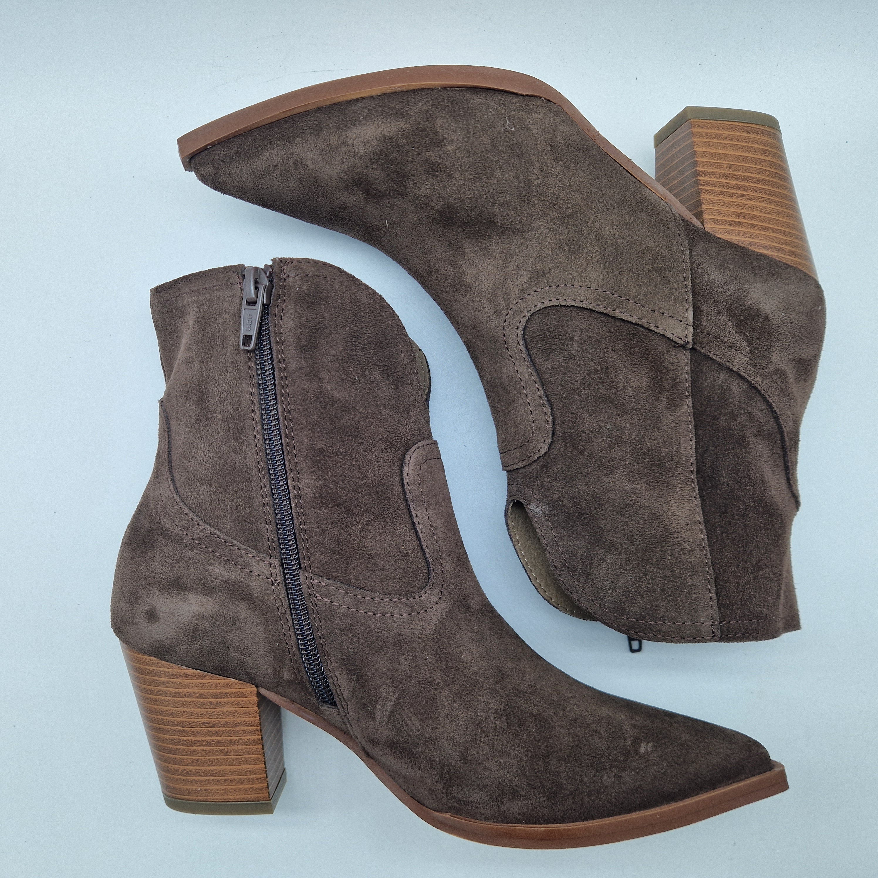 BOTÍN COW EN SERRAJE MOKA