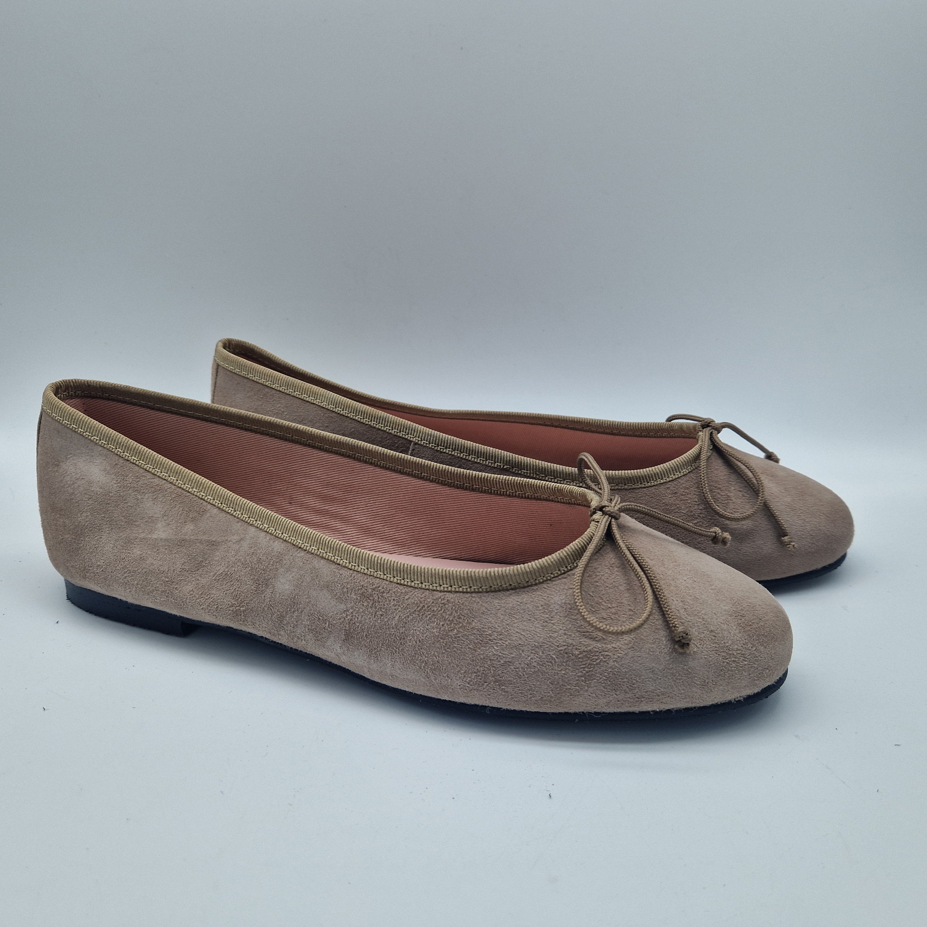 BAILARINA CLÁSICA EN ANTE TAUPE