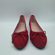 BAILARINA CLÁSICA EN ANTE ROJO