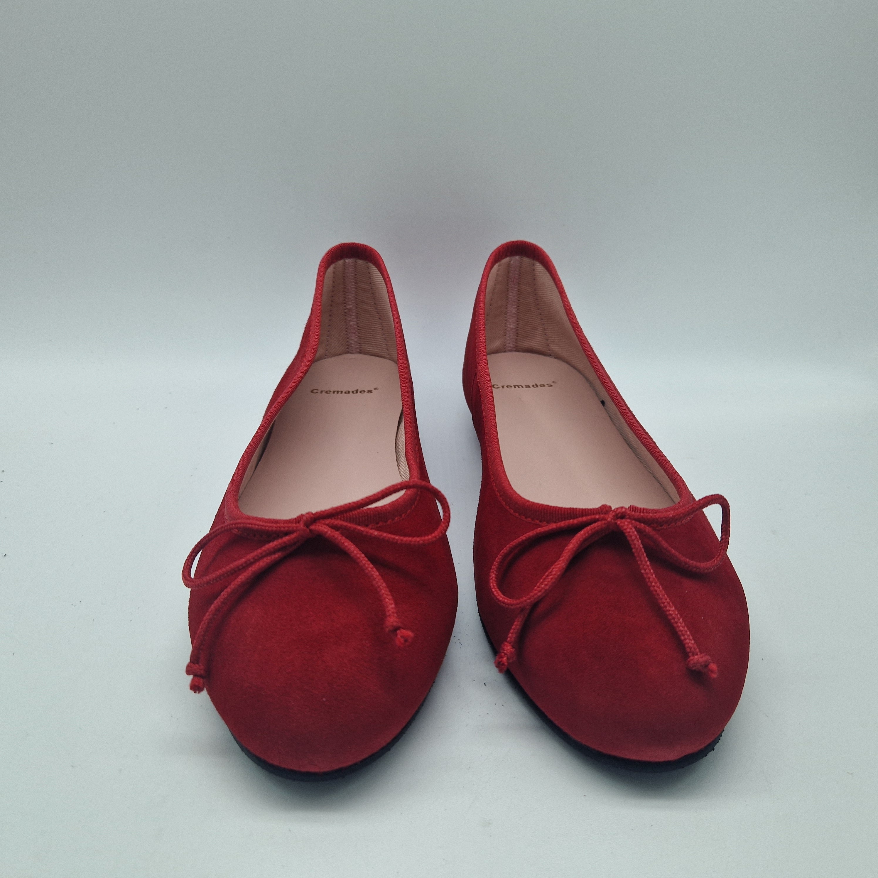 BAILARINA CLÁSICA EN ANTE ROJO