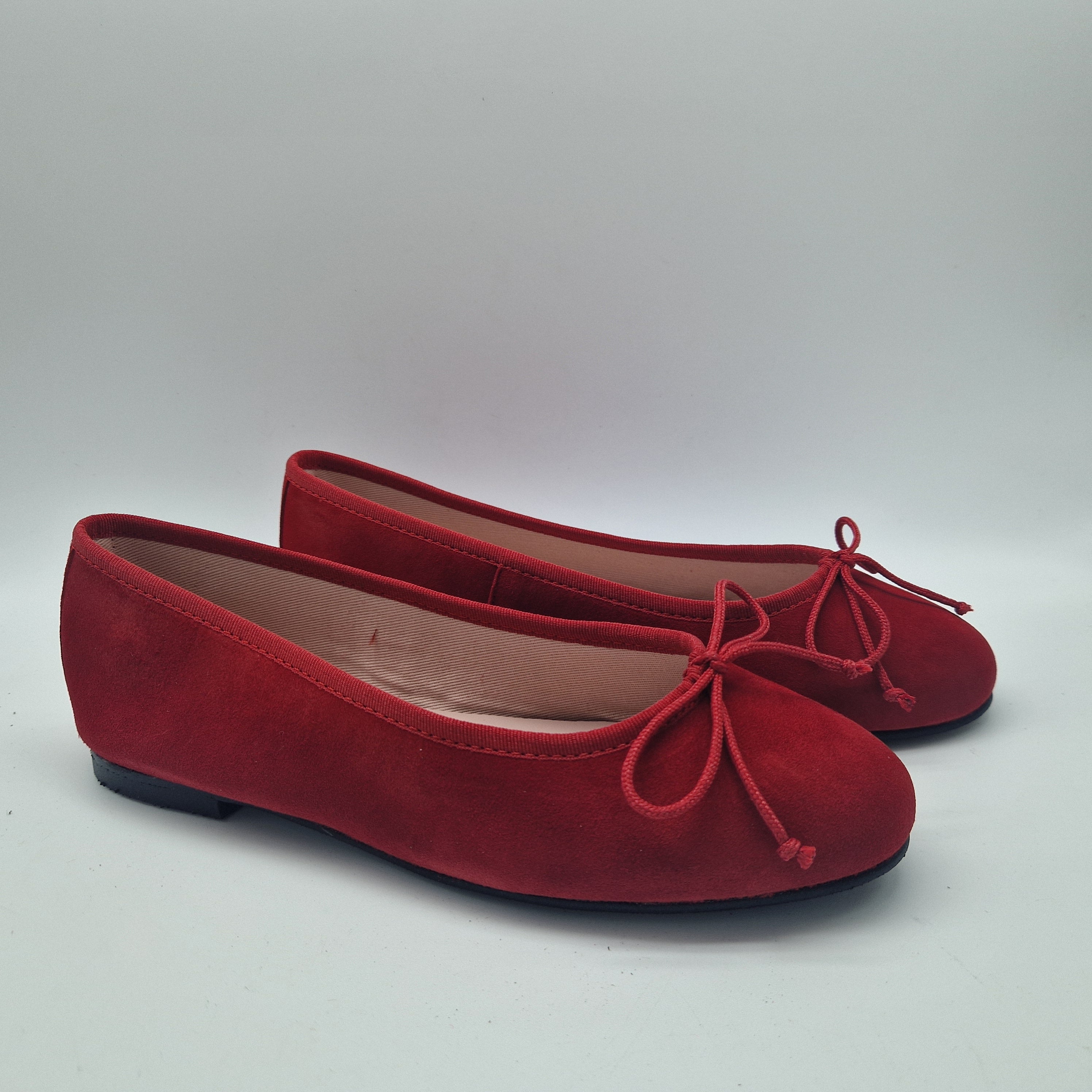 BAILARINA CLÁSICA EN ANTE ROJO