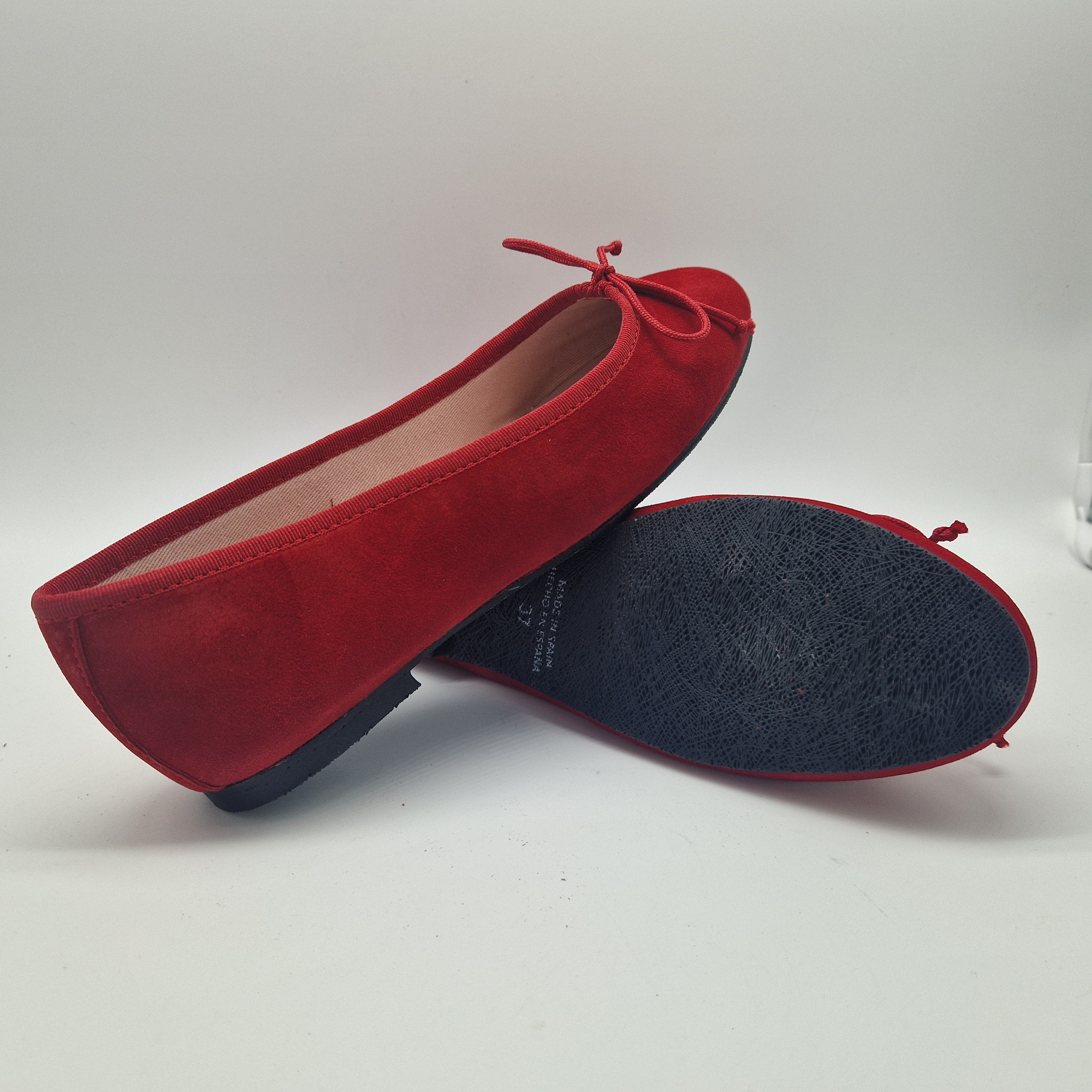 BAILARINA CLÁSICA EN ANTE ROJO