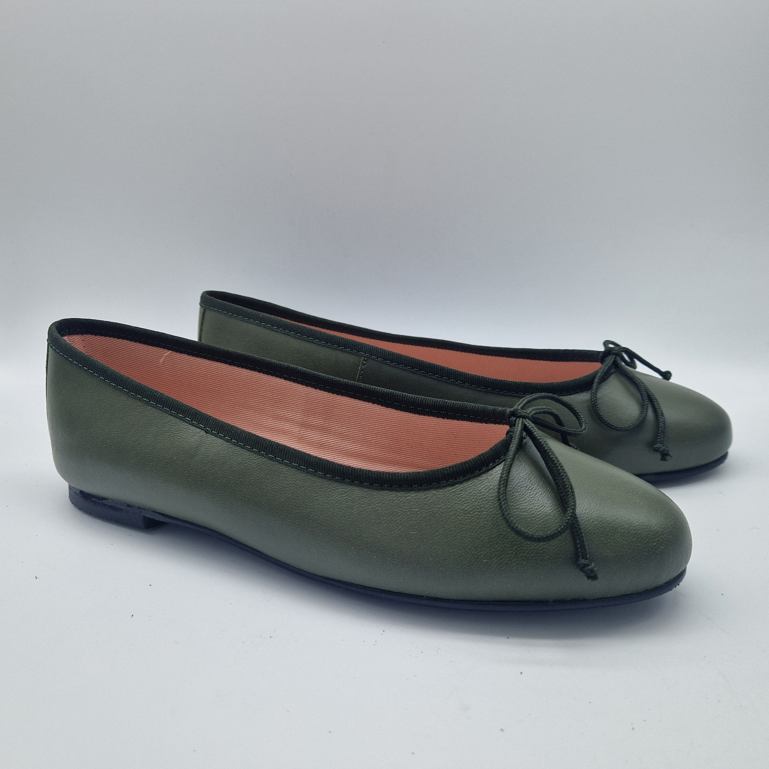 BAILARINA CLÁSICA EN PIEL KAKI