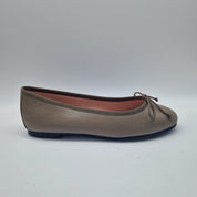 BAILARINA CLÁSICA EN PIEL GRIS
