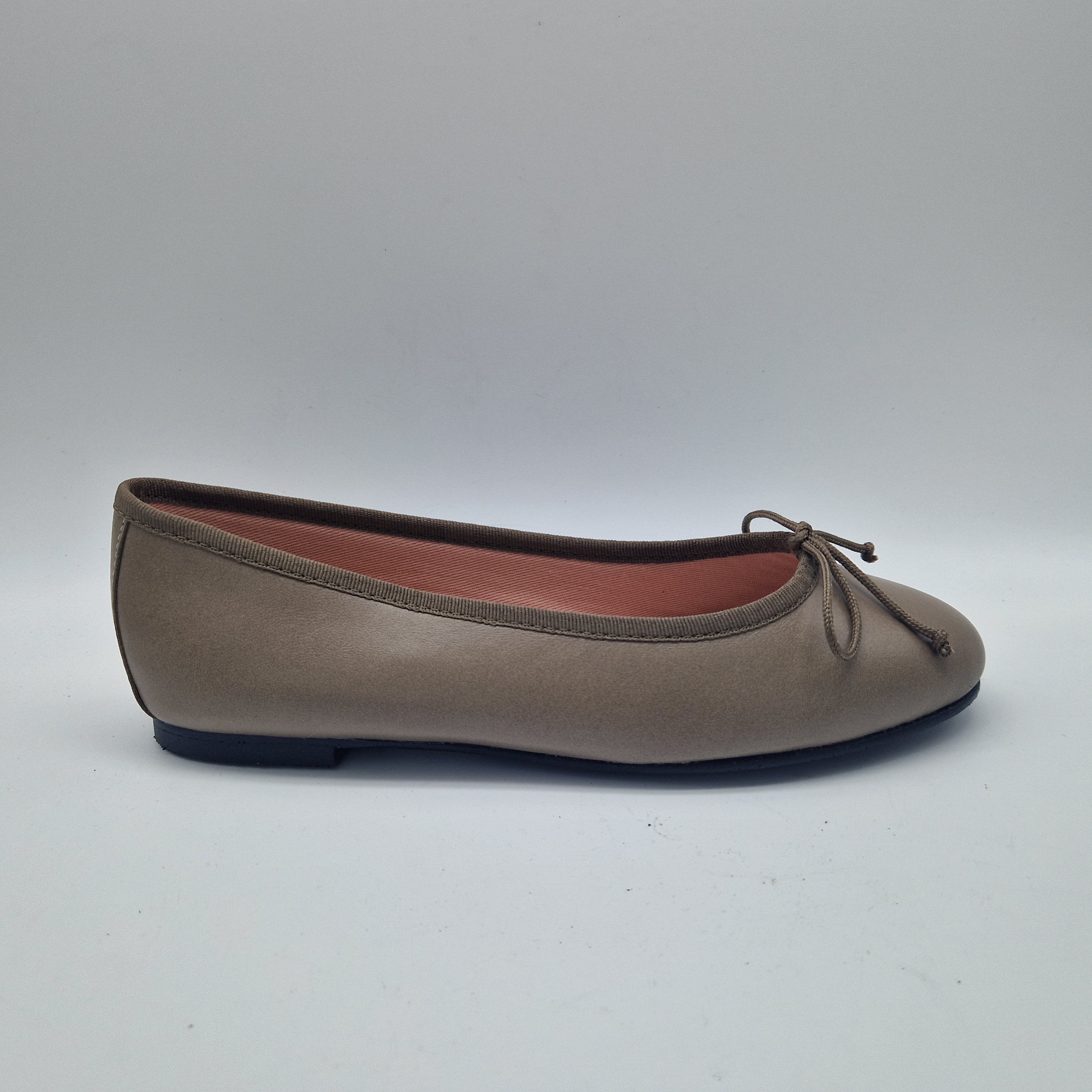 71218-BAILARINACLASICAPIELGRIS.jpg