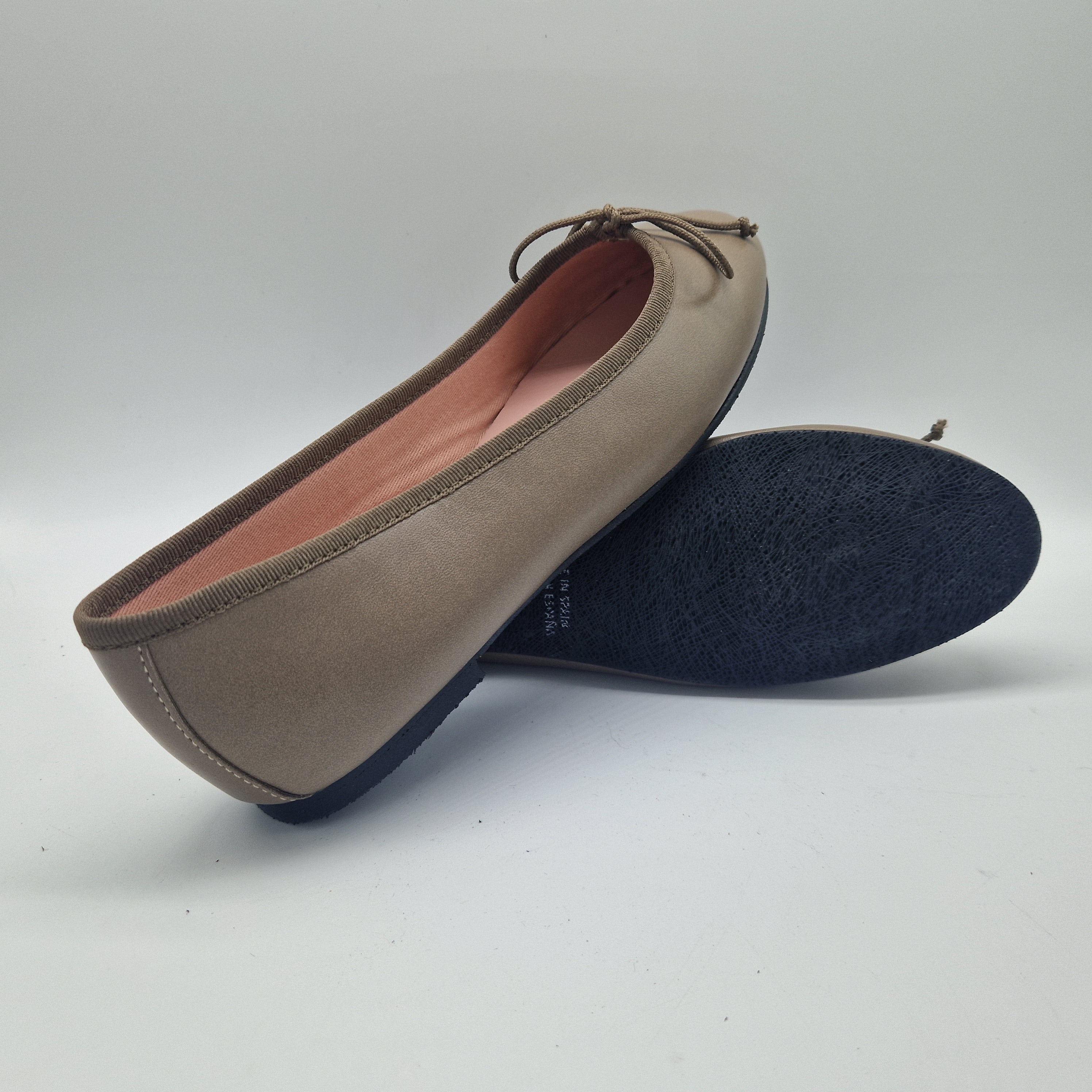 BAILARINA CLÁSICA EN PIEL GRIS