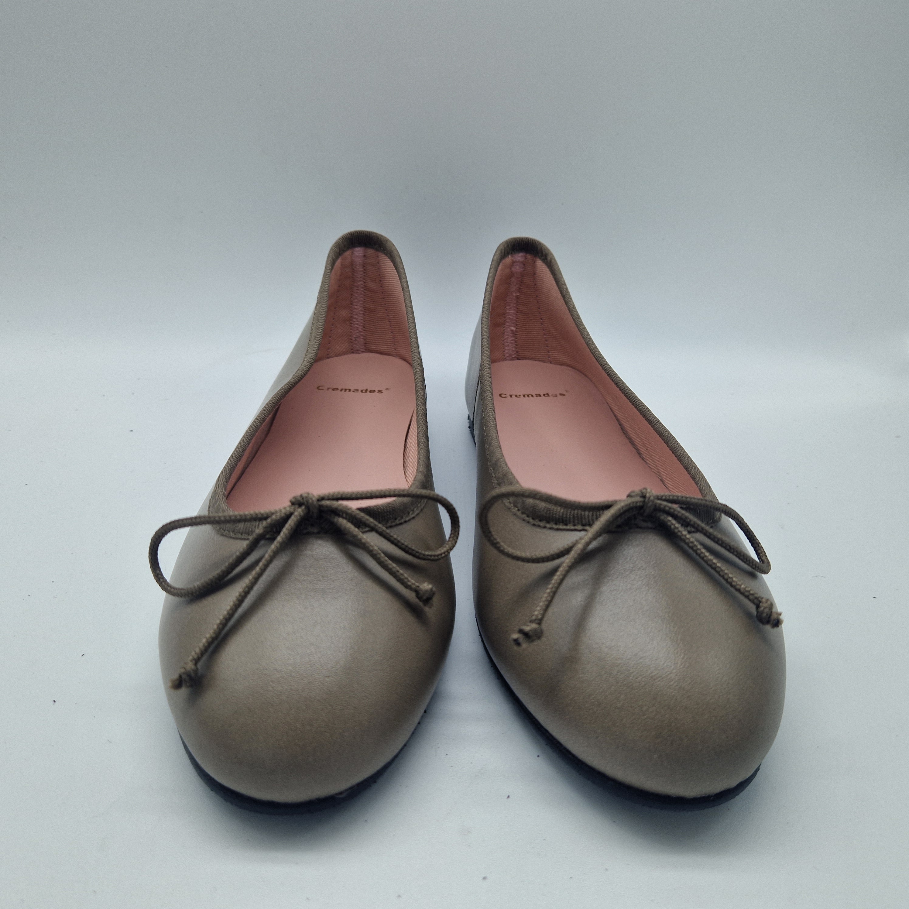 BAILARINA CLÁSICA EN PIEL GRIS