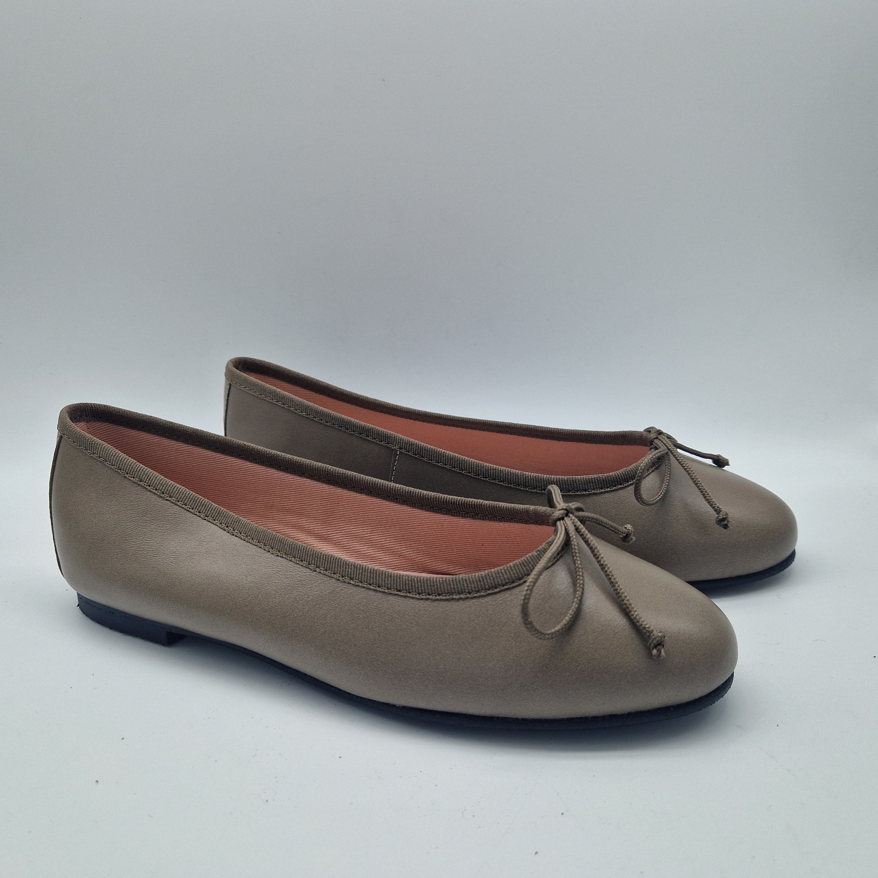 BAILARINA CLÁSICA EN PIEL GRIS