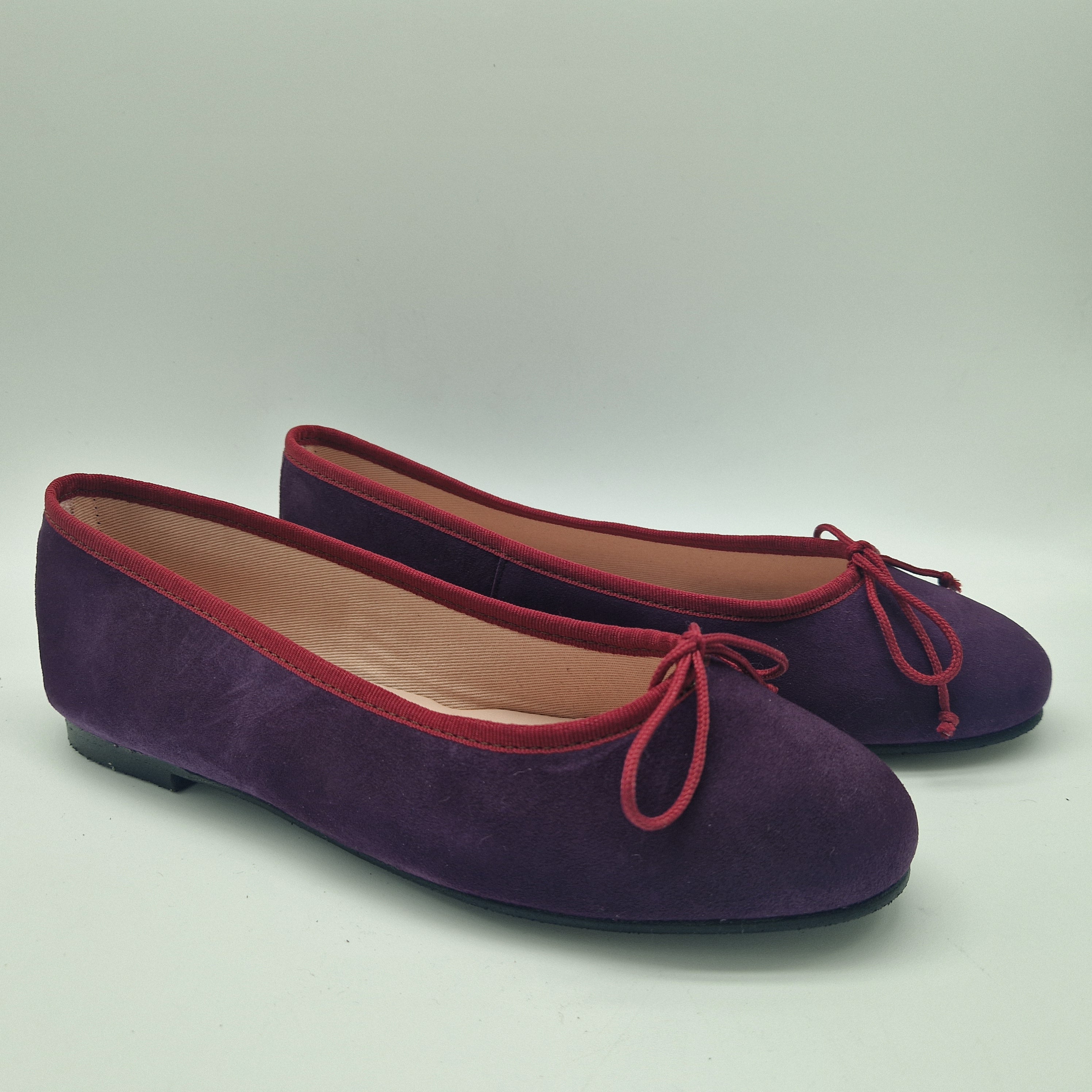 BAILARINA CLÁSICA EN ANTE MORADO Y VIVO FUXIA