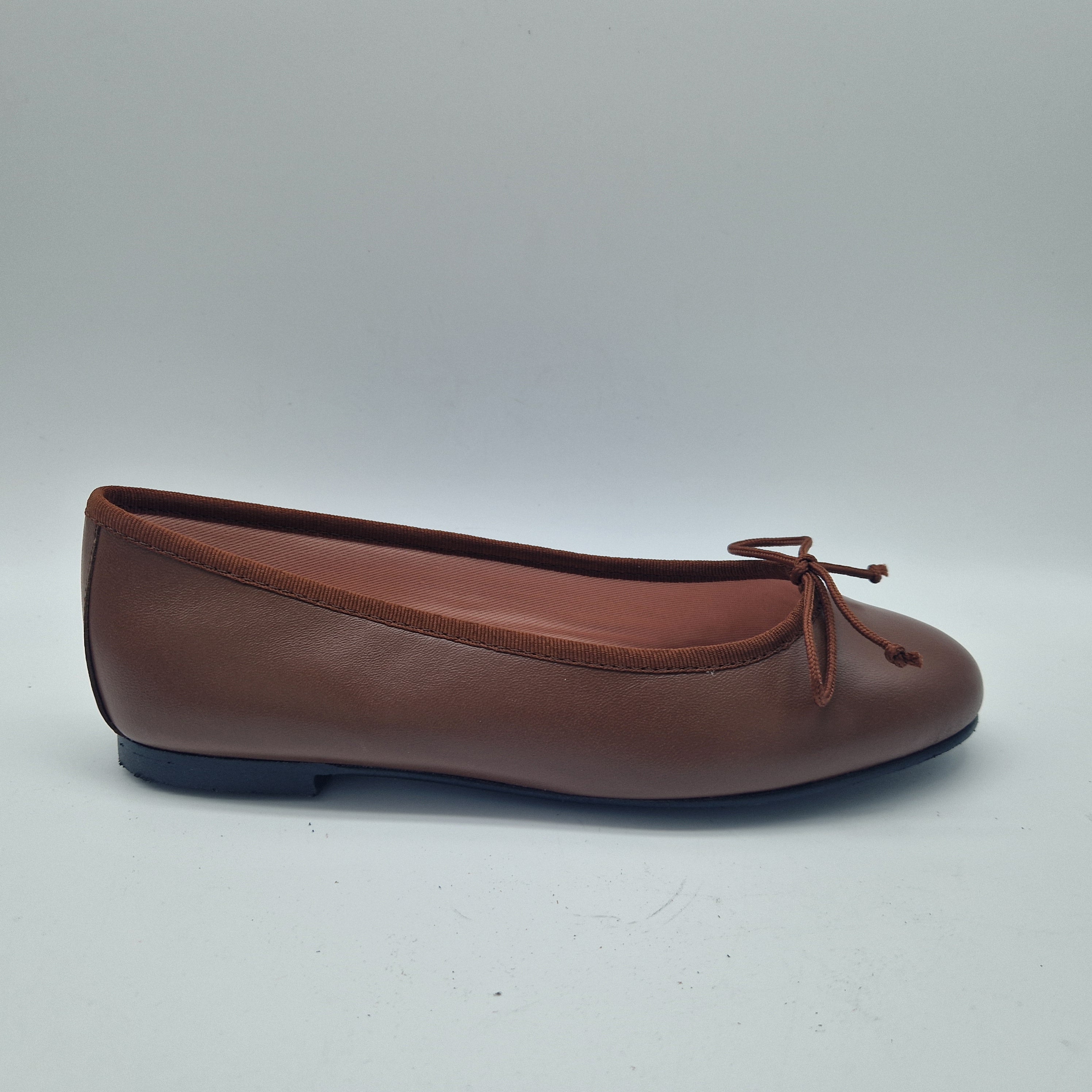 71230-BAILARINACLASICAENPIELMARRON.jpg