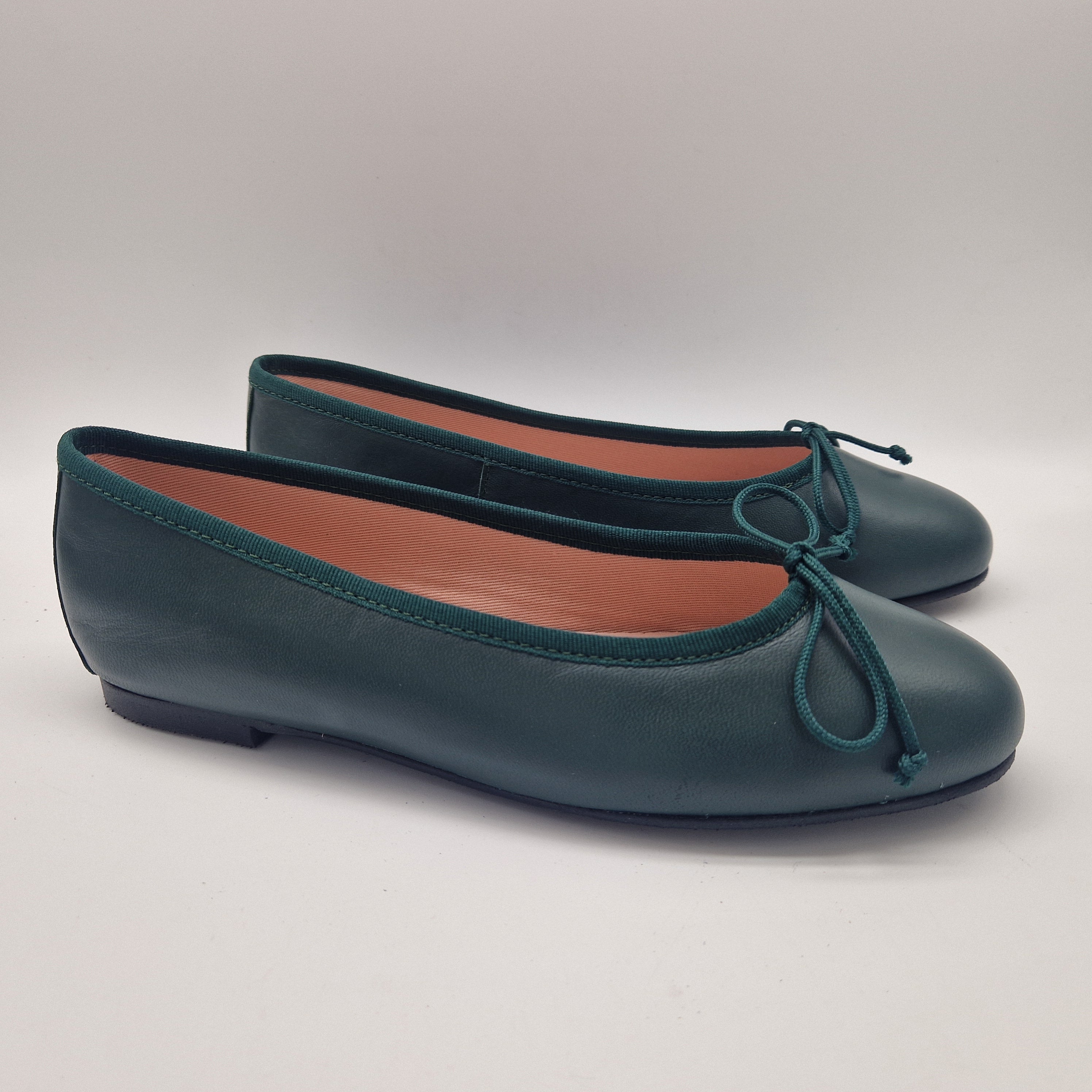 BAILARINA CLÁSICA EN PIEL VERDE