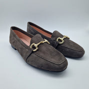 MOCASIN CON ESTRIBO EN ANTE TAUPE