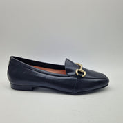 MOCASÍN CON ESTRIBO EN PIEL NEGRA